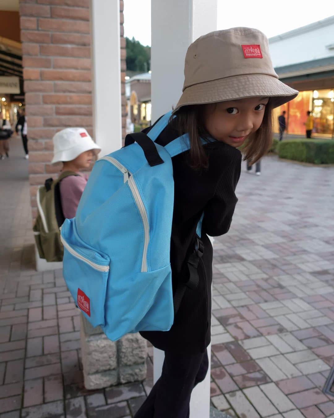 MOYAのインスタグラム：「家族で各々選んだ @mp_japanのバッグたち👨‍👩‍👧‍👦  子供たちは自分たちのバックパックに 好きなもの詰め込んで(小僧の中身はほぼオムツ😇) 帽子かぶってご機嫌さんでした🥰🥰  #PR #ManhattanPortage #マンハッタンポーテージ」