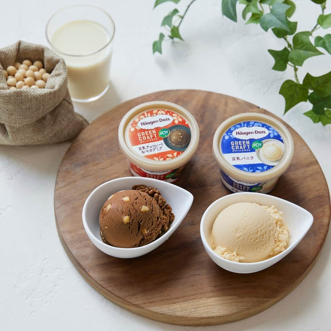 ハーゲンダッツ ジャパンのインスタグラム：「🌱全国発売中🍨GREEN CRAFT🌱 心も体も喜ぶ、植物性ミルクでできたご褒美アイス、 お楽しみいただけてますでしょうか✨？  🍫『豆乳チョコレート＆マカデミア』🍫 🍨『豆乳バニラ』🍨  食べた方は感想をコメントで教えてね😋💕  #ハーゲンダッツ #haagendazs #本日とろけ曜日 #ハローしあわせ #グリーンクラフト #greencraft #豆乳 #豆乳アイス #soy #豆乳チョコレートマカデミア #豆乳バニラ」