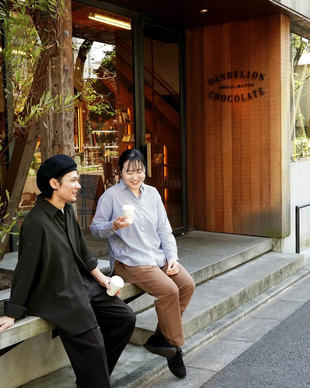 ダンデライオン・チョコレート・ジャパンのインスタグラム：「爽やかな秋晴れの日が続いております🍂  カフェ各店のドリンクやペストリーは、 店内での飲食はもちろん、テイクアウトもできます。 （The Market 吉祥寺はテイクアウトのみ）  ぜひ色んなシーンでお楽しみいただけると嬉しいです。 皆さまのご来店、心よりお待ちしております。  ======  各店の詳細は、こちらをご覧ください🍫  ＊ファクトリー＆カフェ蔵前（@dandelion_chocolate_japan） 　営業時間：10:00〜19:00  ＊ショップ＆カフェ伊勢外宮（@dandelion_chocolate_ise） 　営業時間：10:00〜17:00  ＊The Market 吉祥寺（@dandelion_chocolate_kichijoji） 　営業時間：10:00〜21:00  ======  #dandelionchocolate #ダンデライオンチョコレート #beantobar #craftchocolate #クラフトチョコレート #chocolare #チョコレート #cacao #カカオ #高カカオチョコレート #カフェ好き #ホットドリンク #テイクアウトスイーツ #チョコレート好き #チョコレート大好き #蔵前カフェ #伊勢カフェ #アトレ吉祥寺 #スイーツ好き」