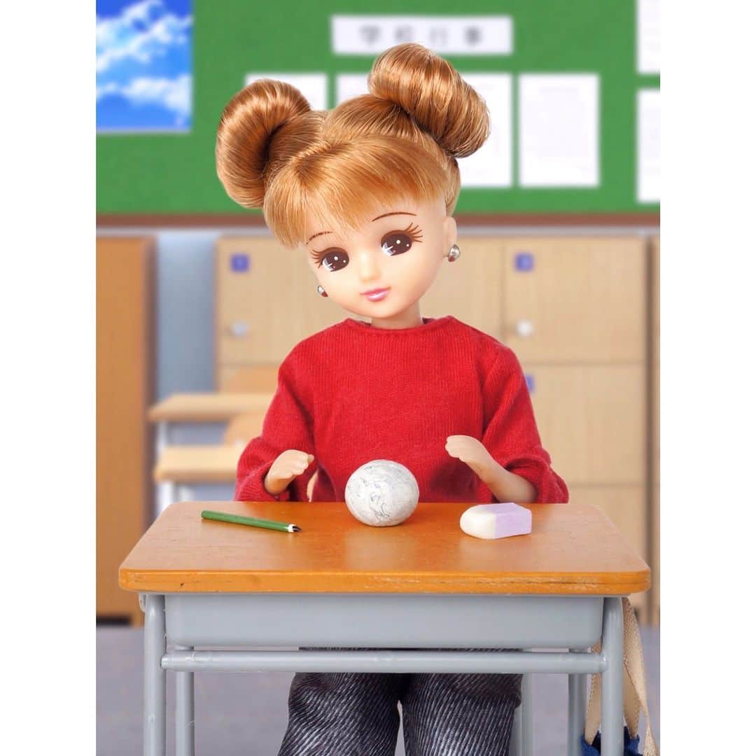 リカちゃんのインスタグラム：「消しゴムのかすをたくさん集めて、消しかす団子を作ったの♪ 1週間かけて作り上げた超大作よ！ うふふ♡  #小学生あるある  I collected eraser shavings and made them into dumpling balls♪  #リカちゃん #fashion #ootd #hairstyle #licca #liccadoll #japanesedoll #japan #girl #instadaily #instagood #instagramjapan #instagram」