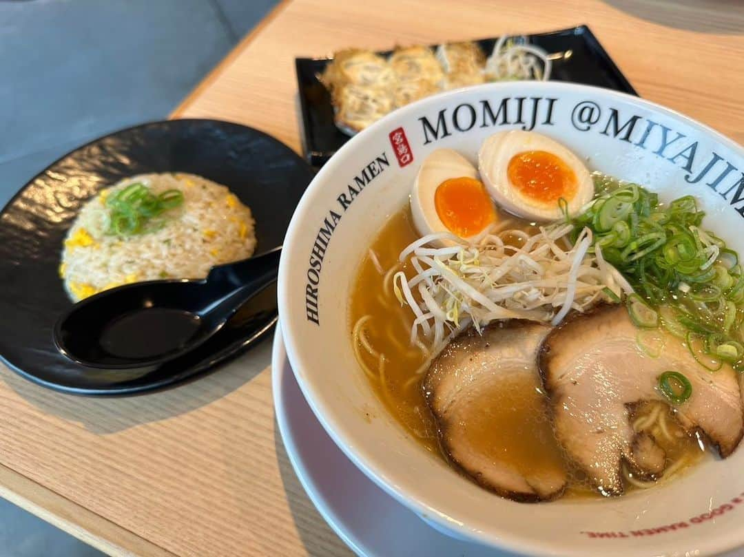 ボートレース宮島のインスタグラム：「． 『広島ラーメン 椛‐momiji‐🍜』 ． 広電宮島口駅からすぐの商業施設「etto（エット）」の2階にあるラーメン店「広島ラーメン椛」🍥🍜 広島名物の広島ラーメン･汁なし担々麺･広島つけ麺が楽しめるお店です😋 昔ながらの醤油とんこつスープでどこか懐かしい味の広島ラーメン🍜 ピリッとした山椒の風味が美味しい汁なし担々麺🔥 辛いつけダレと冷たい麺の相性抜群の広島つけ麺🌶 どれもおすすめです☝️ ． ボートレース宮島公式YouTube配信｢ブッちぎりィ‼｣でお馴染みのグランジ大さんも行かれたお店です♩ レース観戦･宮島観光の際にぜひ💁‍♀️ ． 「広島ラーメン椛」は、#BOATRACE地域振興クーポン の加盟店☝🏻 ̖́ BOATRACE地域振興クーポンはレース場周辺のお店を盛り上げるためのクーポン券で、ボートレース宮島周辺の45店舗の加盟店でご利用いただけます😊 クーポン券は、本場指定席利用や、舟券購入でGETできます🚤 10月22日は地域クーポン大抽選会、そして10月29日はキャンペーンDay❗️ 加盟店や入手方法など詳細は、ボートレース宮島公式HPよりご確認ください。 ． ． #ボートレース宮島 #ボートレース #boatrace #モンタ  #広島ラーメン椛 #椛 #広島ラーメン #ラーメン #汁なし担々麺 #広島つけ麺 #広島グルメ #宮島口グルメ #hiroshima #miyajima」