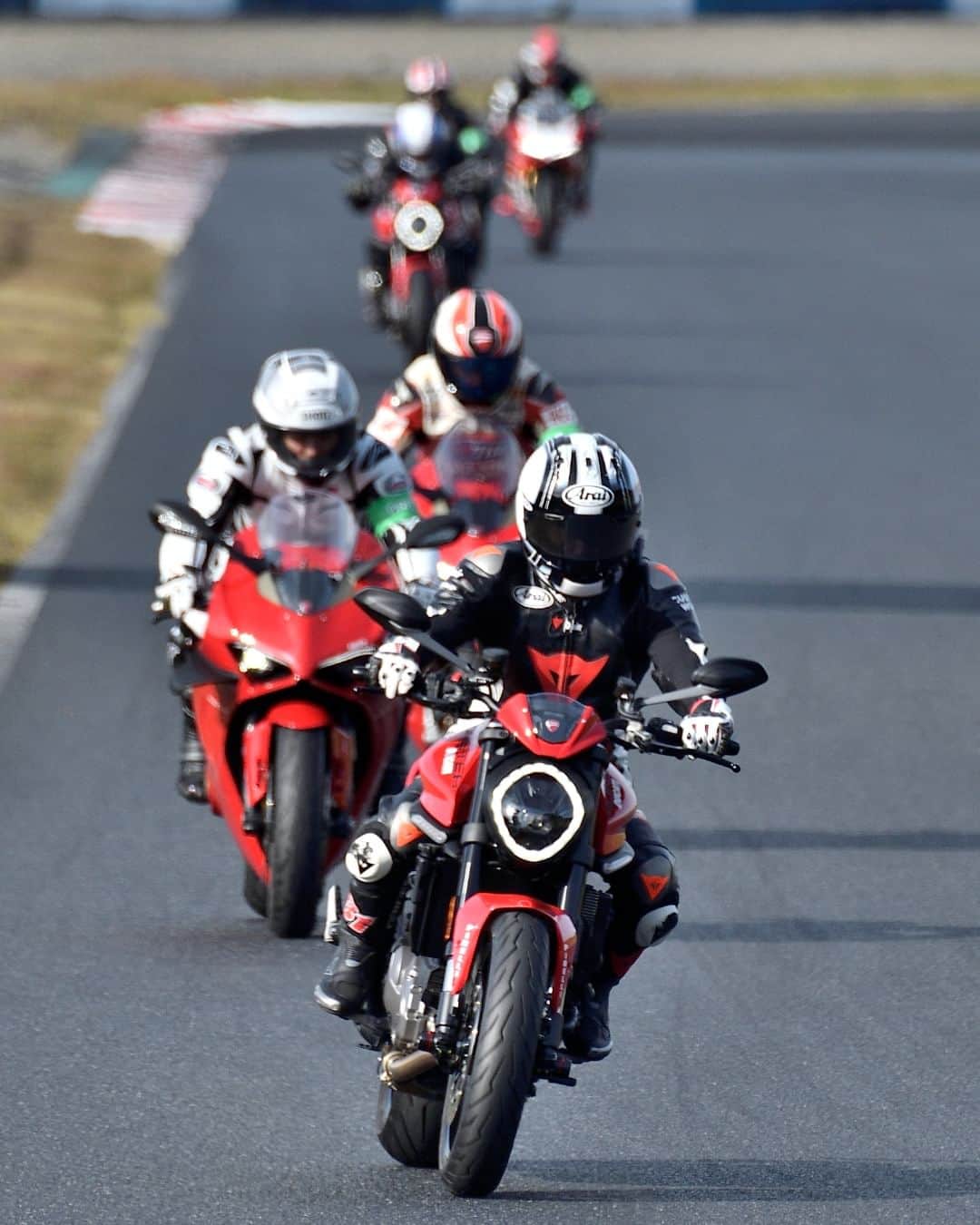 Ducati Japanさんのインスタグラム写真 - (Ducati JapanInstagram)「10/13-14に岡山国際サーキット内特設エリアにて、プレミアムなライディングレッスン「DREレーストラック・アカデミー」を開催しました。  今回はチーフインストラクターにロードレース世界選手権GP250の元ワールドチャンピオンの原田哲也氏をお迎えし、5名のインストラクターと共にライディングテクニック向上を目指した特別なプログラムを実施しました。  また、10月14日にはMultistrada Circuit Experienceも開催。 こちらは「Multistradaの優れたスポーツ走行性能を、本格的なサーキットで体感する」というコンセプトのもと、原田哲也氏の先導付きでMultistradaV4に搭載されている軽量でコンパクト、最高出力170psを発生する新しいV4グランツーリスモ・エンジンの爽快かつスポーティな走りを体感していただきました。  詳細はドゥカティ公式Webサイトからご覧ください。  #DRE #バイクレース #ドゥカティいいじゃん #DUCATI #ドゥカティ #Panigale #Multistrada」10月18日 12時00分 - ducatijapan