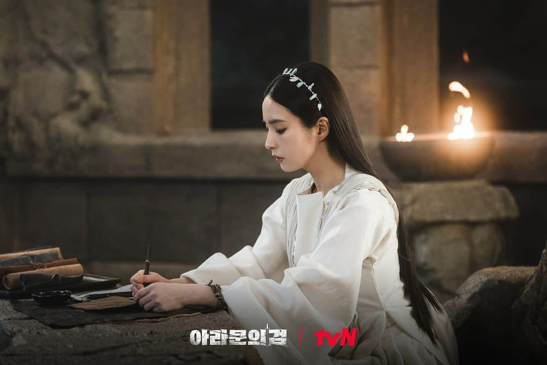 tvN DRAMA【韓国】さんのインスタグラム写真 - (tvN DRAMA【韓国】Instagram)「결말을 향해 달려가는 예언의 아이들🗡️🔔🪞 그리고 아고숲에서 위기에 빠진 타곤👑  예언대로 은섬X탄야X사야는 타곤의 세상을 끝낼 수 있을까?  <아라문의 검> [토일] 밤 9:20 tvN  #아라문의검 #ArthdalChronicles_TheSwordofAramun #장동건 #이준기 #신세경 #김옥빈 #tvN #스트리밍은TVING」10月18日 12時00分 - tvn_drama