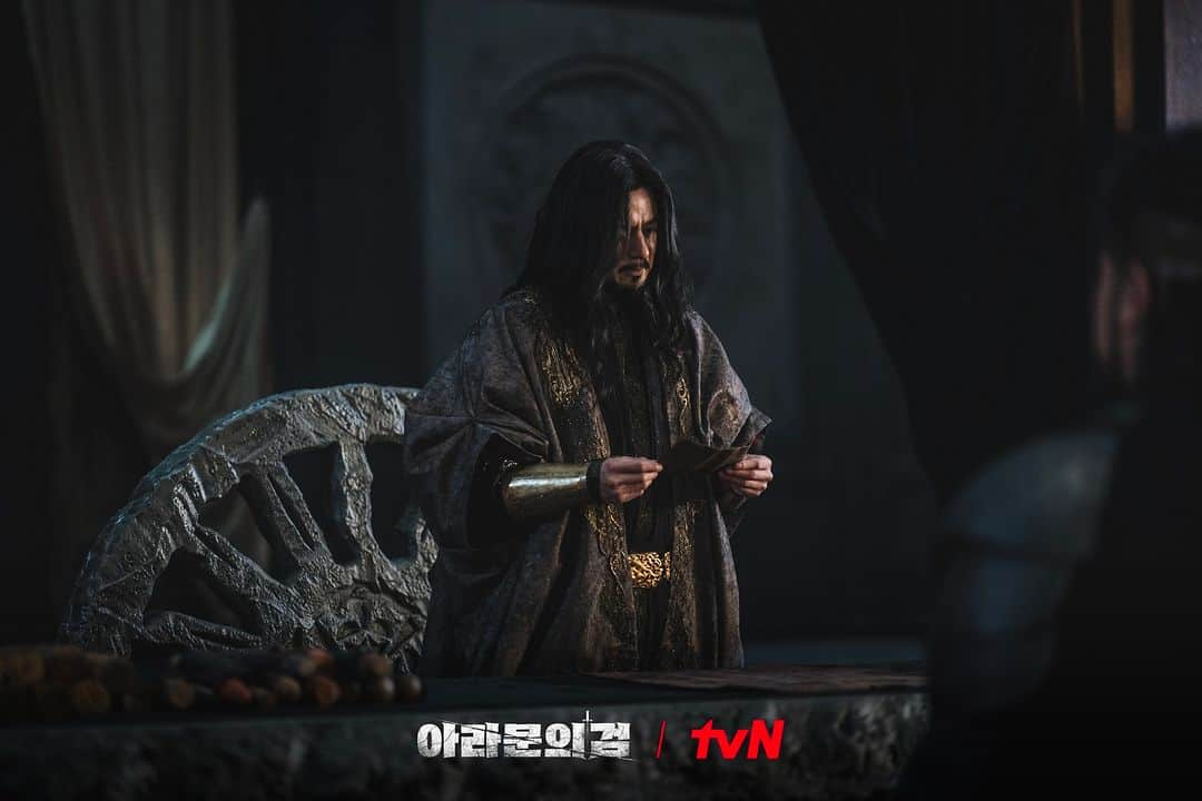 tvN DRAMA【韓国】さんのインスタグラム写真 - (tvN DRAMA【韓国】Instagram)「결말을 향해 달려가는 예언의 아이들🗡️🔔🪞 그리고 아고숲에서 위기에 빠진 타곤👑  예언대로 은섬X탄야X사야는 타곤의 세상을 끝낼 수 있을까?  <아라문의 검> [토일] 밤 9:20 tvN  #아라문의검 #ArthdalChronicles_TheSwordofAramun #장동건 #이준기 #신세경 #김옥빈 #tvN #스트리밍은TVING」10月18日 12時00分 - tvn_drama