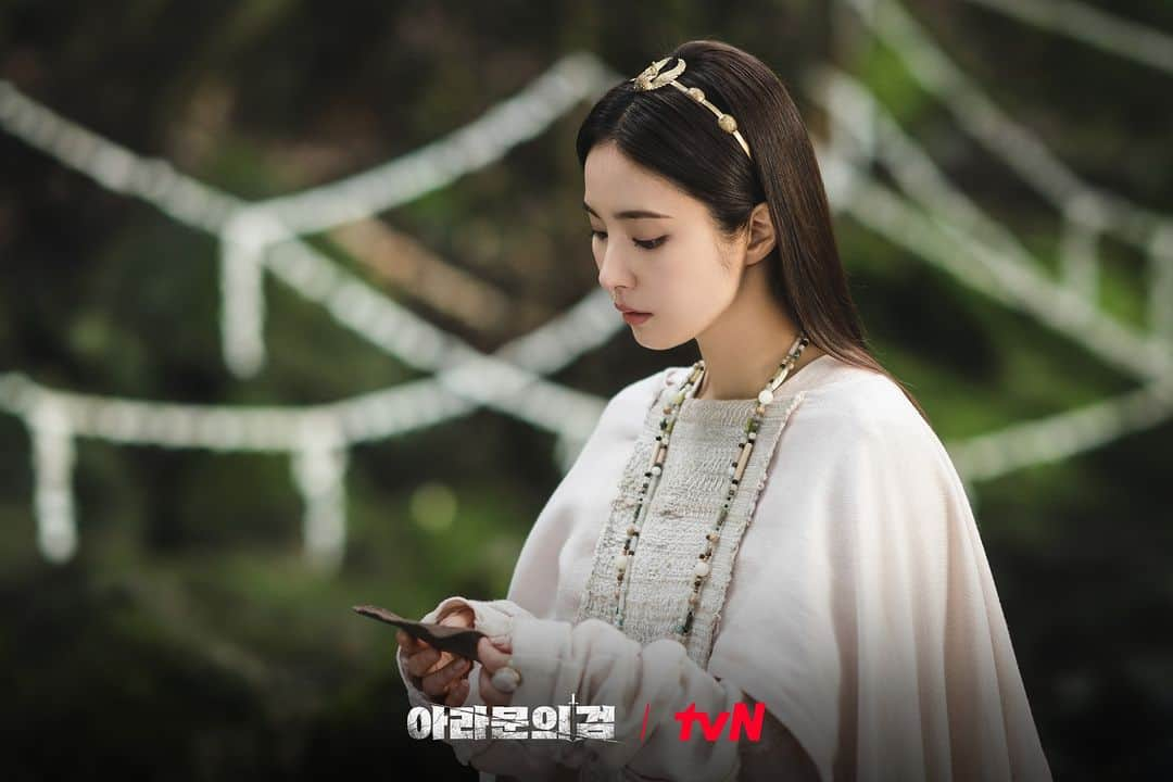 tvN DRAMA【韓国】さんのインスタグラム写真 - (tvN DRAMA【韓国】Instagram)「결말을 향해 달려가는 예언의 아이들🗡️🔔🪞 그리고 아고숲에서 위기에 빠진 타곤👑  예언대로 은섬X탄야X사야는 타곤의 세상을 끝낼 수 있을까?  <아라문의 검> [토일] 밤 9:20 tvN  #아라문의검 #ArthdalChronicles_TheSwordofAramun #장동건 #이준기 #신세경 #김옥빈 #tvN #스트리밍은TVING」10月18日 12時00分 - tvn_drama