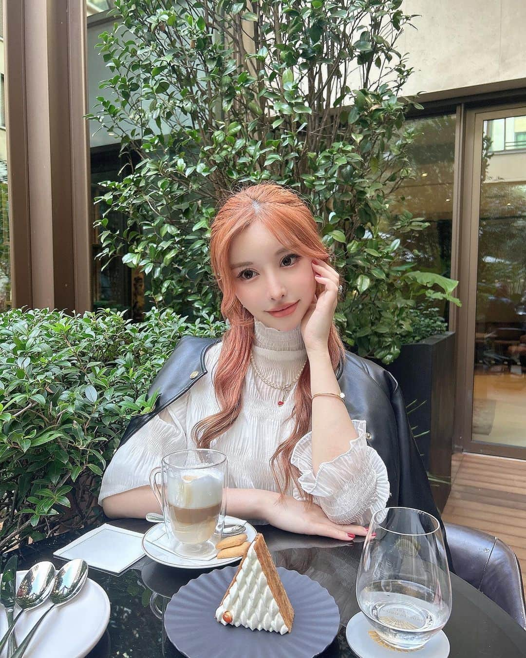 藤咲めいのインスタグラム：「パリのマンダリンホテルでカフェ☕️🍰💓  こういう中庭がテラスになってるのめっちゃ素敵😻 . . #paris #mandarin #cafe」