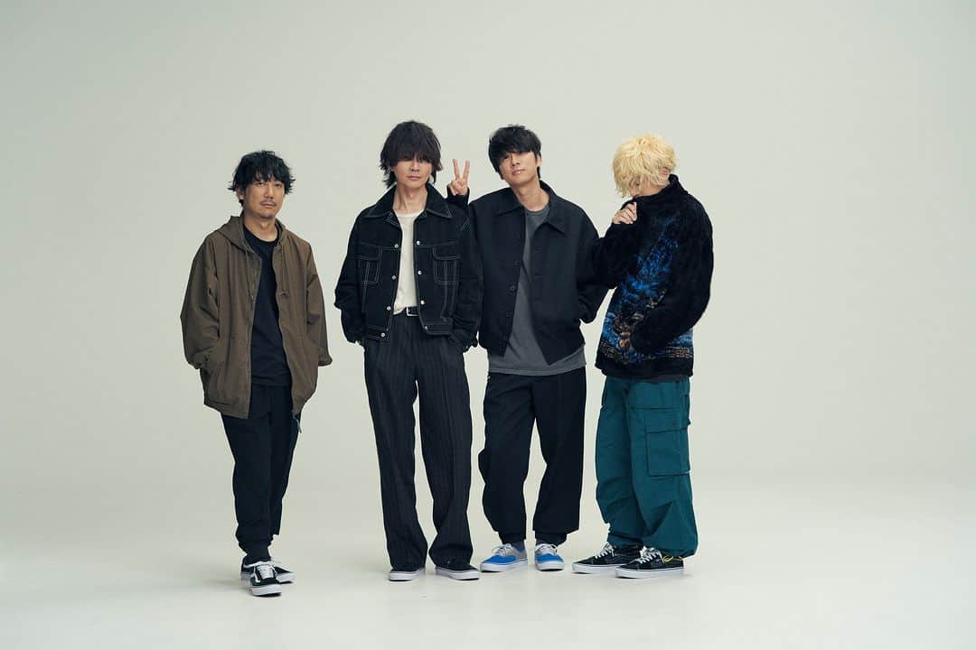 ABC-MART Grand Stageさんのインスタグラム写真 - (ABC-MART Grand StageInstagram)「・ 【VANS × BUMP OF CHICKEN】  10月19日よりABC-MART オンラインストアと一部取り扱い対象店舗にて、VANSとのコラボレーションスニーカーの追加発売が決定しました！ ※今回の追加販売は先着順での販売になります。  詳細につきましてはABC-MART GRAND STAGEオンラインストア内の特設ページをご確認下さい。  https://gs.abc-mart.net/feature/21047/   #vansjapan #bumpofchicken  @vansjapan  @bumpofchickenofficial」10月18日 12時01分 - abcmart_grandstage