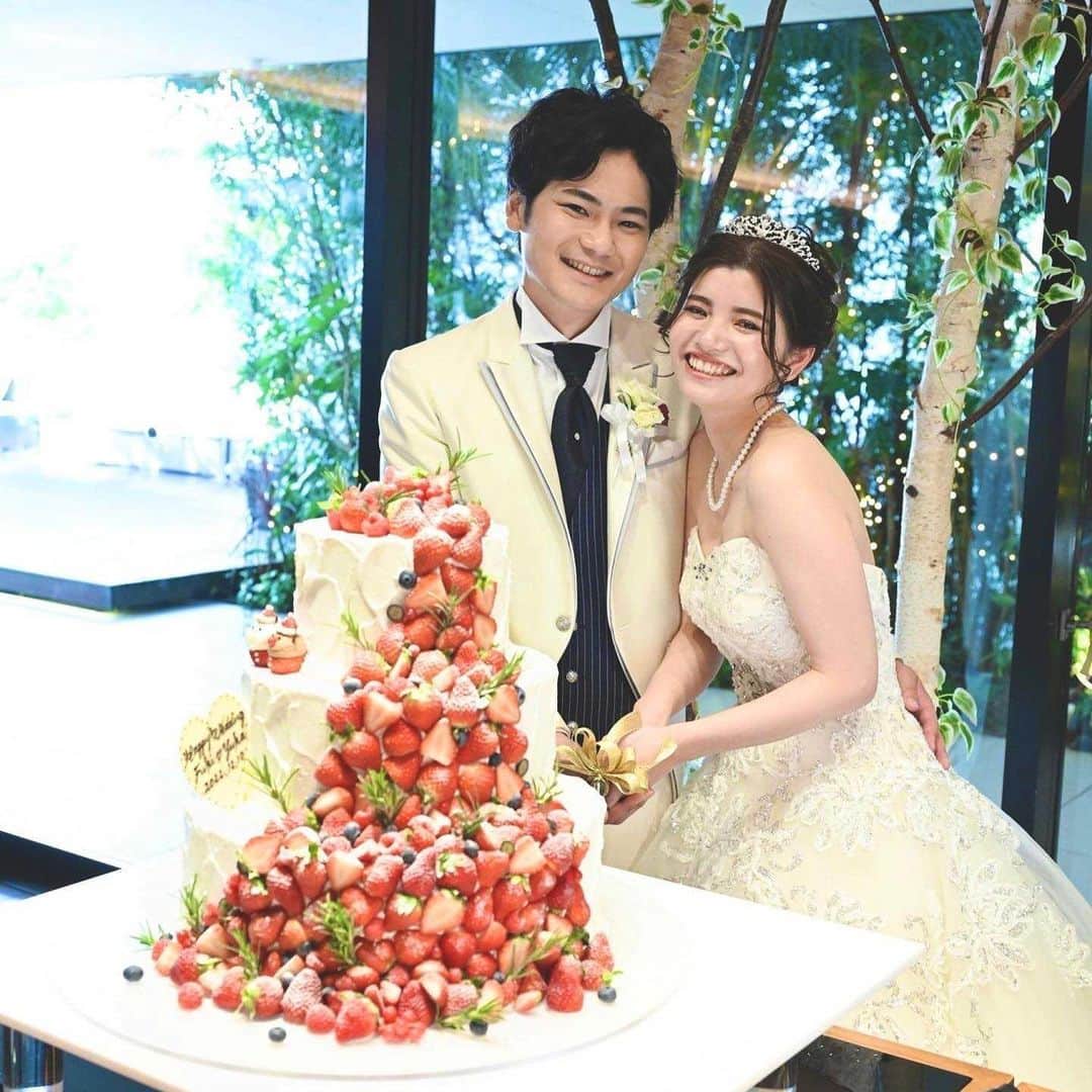 アルカンシエルグループのインスタグラム：「【ウェディングケーキ特集】 いちごをたくさん使用した 華やかなで可愛らしいウェディングケーキ✨  新郎新婦様こだわりのウェディングケーキは、ゲストにとっても楽しみの一つ  皆さまは、どんなウェディングケーキ演出をご希望でしょうか🕊️  ......................................  「 #感謝を式のまんなかに。」  式を通じて、今いちばん伝えたいもの。 それはきっと、言葉だけじゃ足りない 「ありがとう」の気持ちで最高のおもてなしを…。  大切なゲストと一緒に作り上げる結婚式 専任のプロデューサーがおふたりの想いを形にします。  ◾️各会場アクセス抜群の好立地 ◾️おふたりやご家族らしさを大切にしたお料理が定評 ◾️いつもおふたりに寄り添うプロデューサー ◾️理想の演出でゲストにサプライズ  お問い合わせはプロフィールURLより💌 @arcenciel.wedding  ......................................  #アルカンシエル #結婚式 #結婚式場 #ゲストハウス #結婚式準備 #披露宴 #ウエディング #ウェディング #プレ花嫁 #プレ花嫁さんと繋がりたい #結婚式場探し #花嫁レポ #披露宴会場 #結婚式レポ #ウェディングレポ  #アルカンシエル横堤 #ウェディングケーキ #ウェディングケーキデザイン」