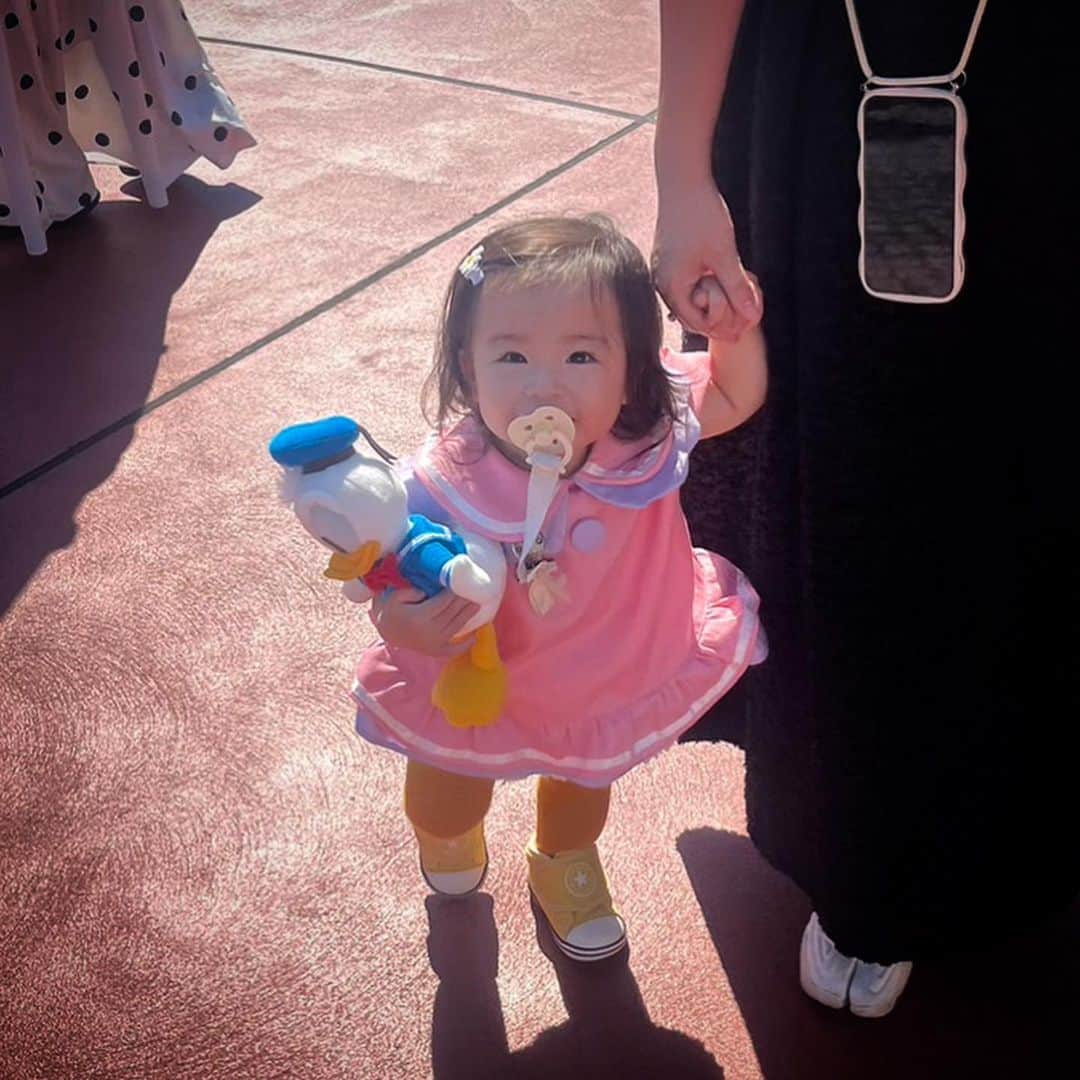 土岐田麗子のインスタグラム：「🎪👶🏻🍿  ディズニーデビュー♡ ほんとは1歳のお誕生日に行こうと思っていたけど 歩けるよーになってからの方が本人が楽しいかなと思い この日を待ちわびておりました♡  デビューは絶対にデイジーちゃんと決めてました!! カチューシャをすぐポイしてしまうので デイジーリボンのお写真が少ないのが残念  そして，私があまりカレーを食べないので なんだか食べさせずにきてしまったカレーもデビュー🍛♡  終始とっても楽しそうでかわいすぎる1日でした♡  #tokyodisneyland  #デビュー #デイジーダック  #1歳4ヶ月 #babystagram #instadiary」