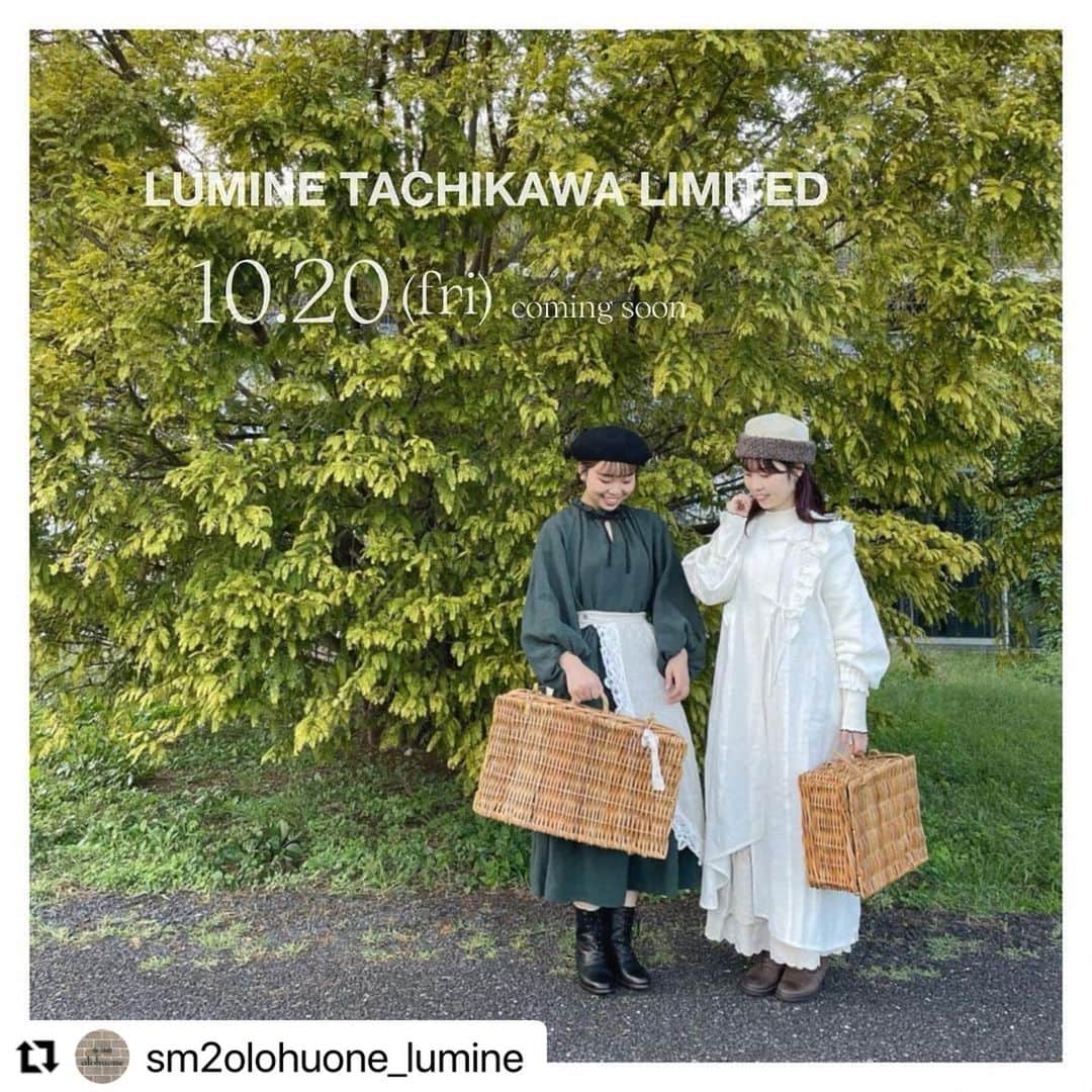 Samansa Mos2のインスタグラム：「. 10/20(金)よりSM2olohuoneルミネ立川店限定アイテムを発売！ ▼詳しくは店舗アカウントをCHECK▼ @sm2olohuone_lumine    ---------------------------  ルミネ立川店 限定商品 10.20(金)より、発売致します.⚪︎  ⚠️「当日のご案内」の変更点もございますため 最後まで必ずお読みください。  ※営業時間 全日:10:00-20:00 ⠀ SamansaMos2 立川店限定アイテム 全5型が仕上がりました𓈒🧺.* ※限定商品内容はコメント欄、 今後のフィード投稿をご確認ください。  ※店舗へのお電話、他店舗へのお問い合わせをご遠慮頂いております。  𓐄 𓐄 𓐄 𓐄 𓐄 𓐄 𓐄 𓐄 𓐄 𓐄 𓐄 𓐄 𓐄 𓐄 𓐄 𓐄 𓐄 𓐄 𓐄 𓐄 𓐄 𓐄 𓐄  𓊆　整理券　𓊇 ♦︎整理券配布予定時間 9:15〜9:55 先着順に整理券を配布させていただきます。 9:15から整理券を配布後、 スタッフが一名立っているので列がなくなっていた場合スタッフの前方ユナイテッドアローズ壁側に沿ってお並びいただいた方から 整理券をお渡しさせていただきます。  ♦︎整理券について ①10:00 - 10:15  5名 ②10:15 - 10:30  5名 以降、15分ごとのご案内をさせていただきます。  9：55以降、Open後にご来店くださったお客様には店頭にて整理券を配布させていただきます。 パーテーション横にお並びになりお待ちください。  ♦︎整理券配布 場所 「ユナイテッドアローズ側入り口」となります。 周りの方にご配慮いただき壁側に沿ってお並びください。専用のPOPが掲出しております。  地面に直接座り込んでのお並びは 他のお客様、店舗様へのご配慮をいただき お控えいただきます様お願い申し上げます。  ♦︎立川店限定商品展開場所はパーテーションにて 仕切らせていただくため、整理券お時間帯の方は番号順に並んでいただきスタッフの指示に従い お一人ずつご案内をさせていただきます。  ♦︎整理券時間外に限定商品を店内または通路側での立ち止まっての見学(店内待機・店頭待機)は 一般のお客様へのお買い物の妨げになるため ご遠慮いただいております。 スタッフの指示に従っていただくよう お願い申し上げます。  ♦︎店頭店内撮影、FR内での撮影はご遠慮頂いております。  ⠀ ‎𓊆　商品ご購入時のお願い　𓊇 ・パーテーションで区切っている限定商品展開場所は 整理券をお持ちの方のみご覧いただけます。 (お手持ちの整理券時間帯の方のみとなっております)  ・整理券お時間帯であれば何度でもパーテンション内に 入場できますのでパーテーション内スタッフに お気軽にお声かけくださいませ。  ・お一人様、各色１点ずつのみのご購入となります。 (例:アシンメトリーワンピース 全色ほしい◯、同じ色が2枚ほしい✖️)  ・転売目的のご購入はご遠慮頂いております。 ご自身でお召しいただく商品のみのご購入をお願いします。  ・限定商品のため CAN chumポイントご利用、割引クーポンは 一切ご利用不可となります。  ・店内が狭くなっている為 商品が決まり次第、店内に固まらず お会計をお願い致します。  𓊆 ご試着についてのお願い𓊇 ・ご試着は一回につき、5点までとなっております。 ご試着中商品のカラー違いなどをご試着希望の場合は、 入れ替えてのご試着はご遠慮いただいております。 ご試着が終わり次第 改めて番号札をお渡しさせていただきます。  ・ご試着のお時間ですがお待ちのお客様が多く お一人様15分程度でお願いをしております。 ご理解ご協力をお願い致します。  ・整理券のお時間帯にいらっしゃらない場合は 最後の整理券番号のお渡しとなります。 お手持ちの整理券番号は、無効となります。  お願いばかりになってしまいご不便をおかけしてしまいます。 お客様が一人一人楽しくお買い物ができるよう ご理解・ご協力をいただきますようお願い申し上げます🙇‍♀️  𓐄 𓐄 𓐄 𓐄 𓐄 𓐄 𓐄 𓐄 𓐄 𓐄 𓐄 𓐄 𓐄 𓐄 𓐄 𓐄 𓐄 𓐄 𓐄 𓐄 𓐄 𓐄 𓐄 ⠀ ※整理券内に記載されている、指定のお時間 2〜3分前にご来店をお願い致します。 ※整理券時間帯のご来店(パーテーション内に入る際)、ご試着の際、お会計時(ご提出もしくはお持ち帰りいただいても大丈夫です)整理券を必ずスタッフにご提示ください。 ※整理券紛失の際は、最後の整理券配布時間帯まで お待ちいただく可能性がございます。 ※混雑状況により整理券の配布を 13:00以降もさせていただく可能性がございます。 ※お取り寄せ、お取り置きは一切できかねます。 ※再入荷は一切ございません。 ※キャンオンラインショップでの発売日は決定次第 サマンサモスモスルミネ立川店のInstagramにて ご案内いたします。 ※ 限定商品の為、返品交換は致しかねます。」