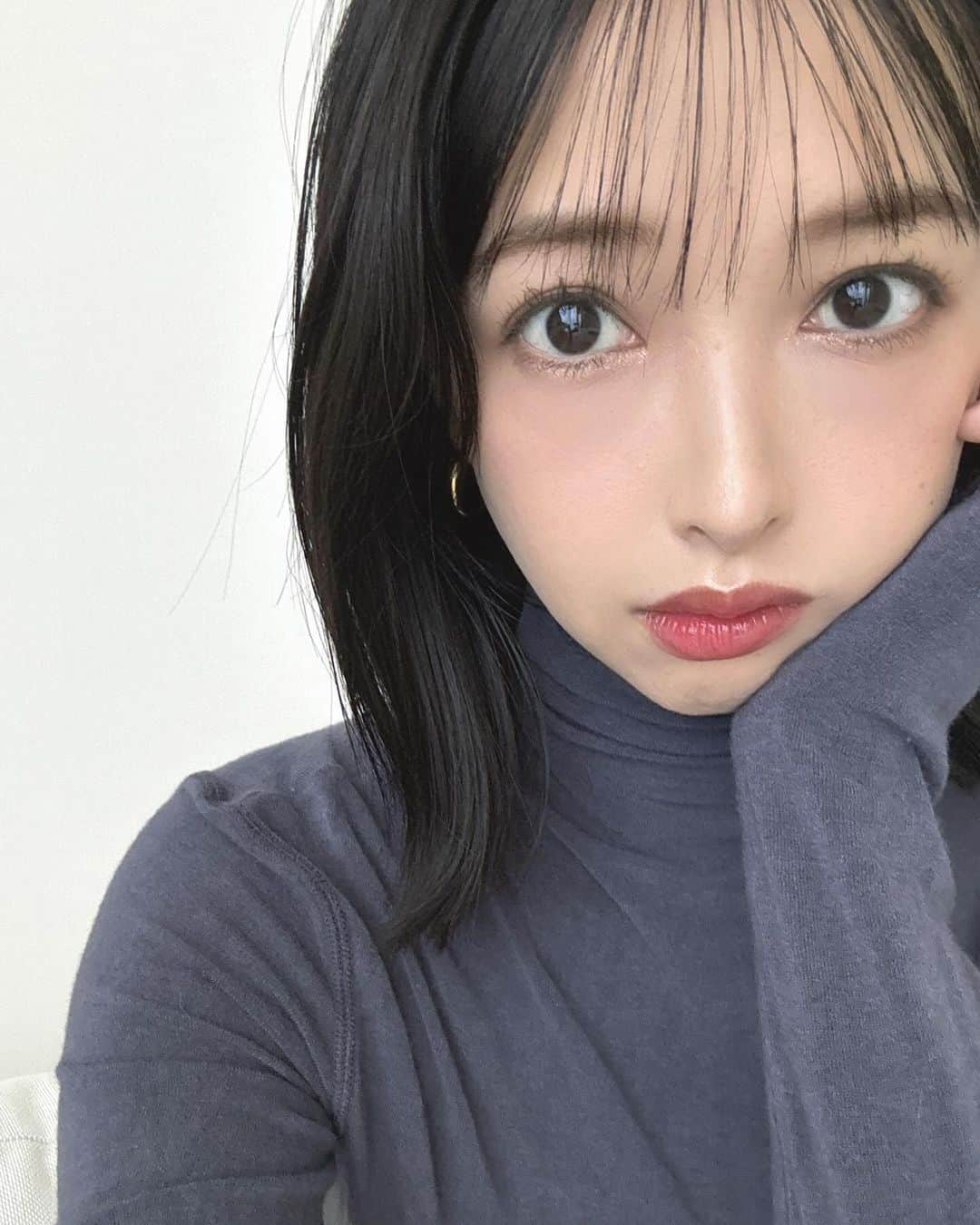 山内遥さんのインスタグラム写真 - (山内遥Instagram)「.  秋冬のメイク試行錯誤中。。🩶  ベースメイクのスタメンは変えず、(4枚目) アイシャドウとリップはお顔が引き締まるカラーに☺︎ Chacottのアイシャドウ、モノクロームグレイと マルチカラーSk04は外せない。。💁🩶 .」10月18日 12時06分 - haruka__yamauchi