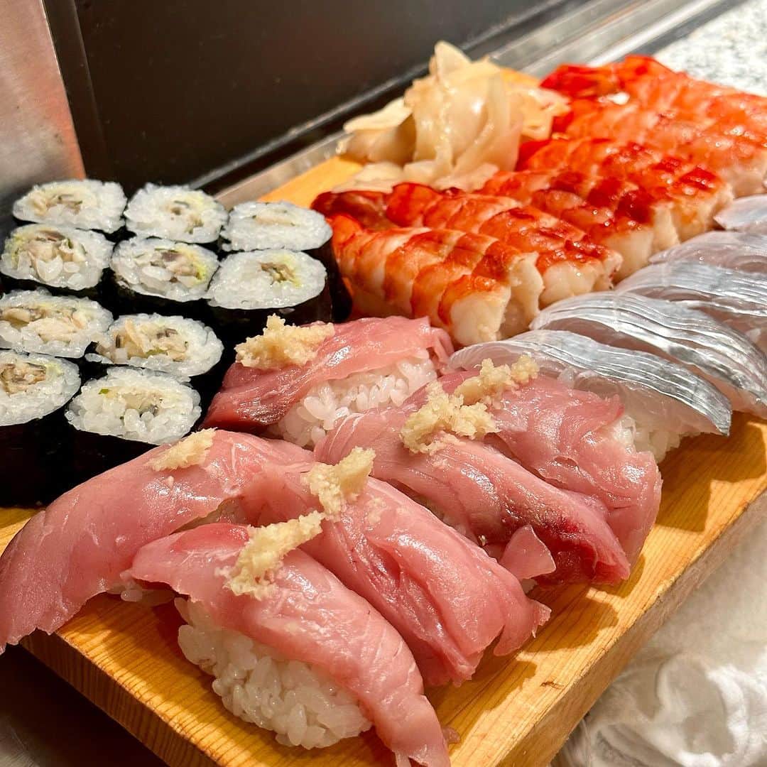 武井義明のインスタグラム：「昨晩は観劇の帰り三人で渋谷のうんとカジュアルな寿司居酒屋。カウンターなんだけど、けっこう広い店内を職人さん２人（しかも、おじいさん）で回しているので、いわゆるお好みで少しずつ頼むということがしにくい。なのでいろいろまとめて頼んじゃえと、握りは好みのものをひとり２貫ずつ、細巻きは１種類２本ずつ頼んだらこんなことに。他にも刺身やつまみを食べてます。夜も遅いのに、やっちまったな。」