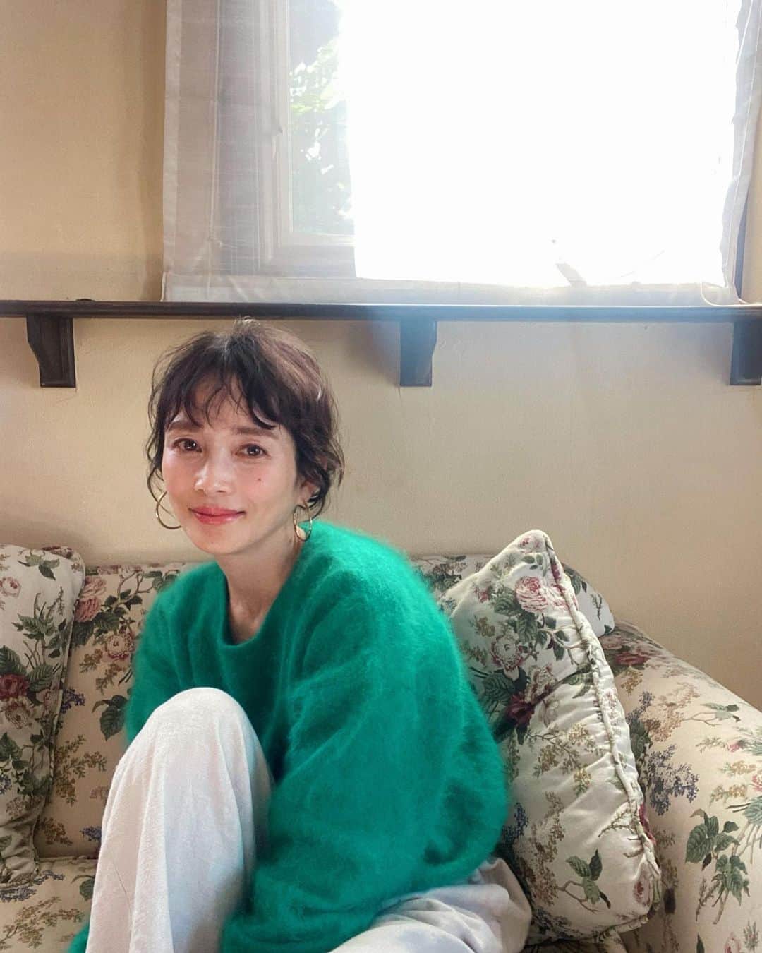 北澤 宏美のインスタグラム：「✳︎ 夏の疲れもあるのかな 何かと体調だけでなく心も崩しやすいこの季節  ココロとカラダが健やかだと 考え方もプラスな方向に行く気がするよね  ずっと投稿しようと思ってたけど 子どもたちに体力奪われその気になれずにいた商品等 最近試して良かったものを勝手に #PR しようと 急に思い立った次第です☺️  いろいろご紹介したいのはあるのだけど 少しずつ小出しにするよ 細かい説明は端折るかもしれないけど 気になった方はチェックしてみてください♡  ・ ・ 私は出産してからのカラダ変化 疲れ方や、お肌の輝きなどは 今までと違って衰えが如実に表れているがために 気分が乗らない時がある  まずはお肌の弾力、激減ね😇 コラーゲンは確実に足りてないのはわかっているけど 食事から毎日摂取するのはなかなか難しいよね コラーゲンを含む食品は脂質が多かったりするし。。  いろいろ試してみて最近は @vitalproteins.japan に落ち着いたよ  ビューティー&ウェルネス  コラーゲンブランド バイタルプロテインズ 確か初回限定で20%オフ＋シェイカーボトル付だったはず🤔  からだの様々なところに欠かせないコラーゲン コラーゲンペプチド100%で砂糖不使用、脂質0g。 乳化剤、増粘剤、香料、といった添加物なし！ さっと溶けてくれるから野菜ジュースに入れて毎朝飲んでる 是非効果を実感してみてください😌  もう一つ試して良かった製品は 腸活、環境の変化に耐える免疫力を上げるためそして美容のために @lasante__official の粉末サプリ 　 こちらは友人に教えてもらって試してみてるのだけど 一度に526種類の栄養素と21種類の乳酸菌・ビフィズス菌など直接腸から吸収できるの🤍 なんて効率的♡♡  翌日の目覚めも良くなったし 憂鬱さやイライラも軽減した気がするよ  個人差はあると思うけど 更年期の症状や二日酔いもしなくなったり、 とにかくお腹の調子が良くなるんだって こちらも是非試してみてほしいです✨  免疫力アップ目指して 疲れない体を手に入れたい 前向きで充実した毎日を過ごすために 自分に合った健康を見つけるのも必要ね😌  #バイタルプロテインズ #ラサンテパウダー」
