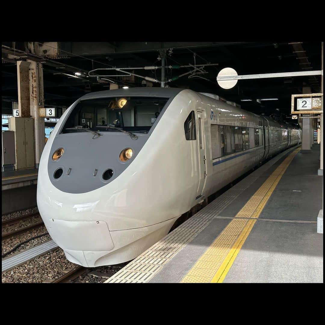 伊藤壮吾のインスタグラム：「#今日の鉄道 1203番線 特急サンダーバード30号に乗車。 V12+V33+W33の12両編成。福井、京都、新大阪のみ停車の最速パターンで大阪へ。 新幹線延伸開業まであと150日。 最後の冬が、はじまる。」