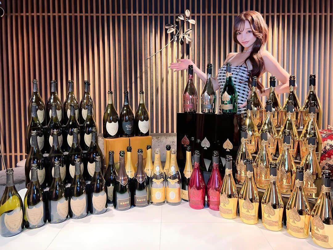 明日花レイナのインスタグラム：「イベント期間中のシャンパン🍾💕  バースデーイベントに来てくれたお客様、本当にありがとうございました🙇‍♀️💗  六本木に来て初めてのバースデーイベント、と言っても錦でも1回しかイベントを打ったことがなくて正直不安だらけでした💦  それでも来てくれたお客様たちのおかげで4日間笑顔で過ごすことが出来ました🥹✨ 自分がいかに愛されてるか再確認できる、幸せな誕生日になりました😢💗  そして、営業後の私を介抱してくれた美人茶屋のスタッフさん、ヘルプについてくれたキャストの皆さん、早い時間からお花やタワーの設置をしてくださった @sorpresaballoon さんにも感謝でいっぱいです✨ お客様をはじめ、周りのみんながあっての私だと改めて気付かされる4日間でした。  本当にありがとうございました🥂💕  #六本木 #美人茶屋 #美人茶屋六本木 #キャバ嬢 #キャバクラ  #バースデー #バースデーイベント #タワー #シャンパンタワー #ハチワレ」
