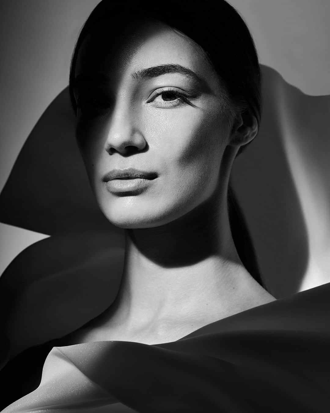 Nikon Australiaのインスタグラム：「Experience the magic of creative lighting and lens mastery with the Z 8 and @foroughyavari in this beautiful portrait roundup.  "In August, I had the honour of speaking about Fine-Art portraiture and conducting a lighting workshop for the West Australian Photographic Federation during PhotoWest 2023 in Perth, proudly sponsored by @nikonaustralia.  I always enjoy introducing new concepts when discussing lighting and posing, so once again, I arrived with a suitcase filled with props. Throughout the session, I demonstrated various looks by progressively building up my lighting setup, transitioning from soft to slightly harsher lighting, and finishing with a bare bulb. To add depth and beautiful bokeh to my studio portraits, I experimented with Nanlite continuous lights and Gobos, showcasing the power of the NIKKOR Z 85mm f/1.2 S. These techniques allowed me to capture wide-aperture shots, resulting in stunning and colourful effects.  I also had the privilege of running a lighting workshop during the NZIPP Iris Awards and NZ Photography Show, where I was fortunate to work with Libby, a beautiful ballerina model. This presented the perfect opportunity to design a modern Black Swan-inspired outfit. While our focus extended beyond dance poses, incorporating movement into the shots added a dynamic element reminiscent of some of my recent work. I used the NIKKOR Z 24-70mm f/2.8 S on the stunning Z 8, which has quickly become my new favourite."  Models: Chloe Ponds and @libby_bussh   Photos by @foroughyavari   📷 Z 8 and NIKKOR Z 70-200mm f/2.8 VR S, NIKKOR Z 85mm f/1.2 S, and NIKKOR Z 24-70mm f/2.8 S  #Nikon #NikonAustralia #MyNikonLife #NikonCreators #NIKKOR #NikonZ8 #Z8 #Zseries #PortraitPhotography #Australia」