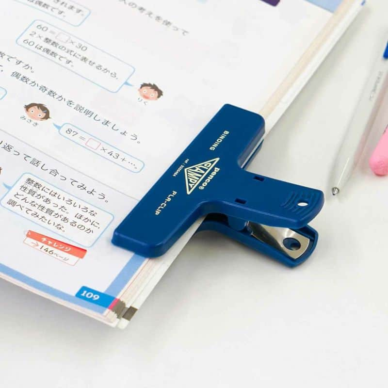 HIGHTIDE/ハイタイドさんのインスタグラム写真 - (HIGHTIDE/ハイタイドInstagram)「【今朝の「ZIP!」で紹介されました！】  〈penco〉の「プラクリップ」は、受験勉強や大人のスキルアップ勉強にもおすすめなアイテム。 幅広のクリップ部分が、開きたいページをしっかりホールド。ストレスなく勉強に集中できます。  手帳を開いておくクリップとして、開封したお菓子やコーヒー豆の袋留めに、書類や伝票をざっくり束ねたりと、さまざまなシーンで活躍します。  お好きな色を選べる全11色展開。暗闇でじんわり光る蓄光タイプもあります。  @penco_jpn @hightide_japan  #hightide #penco #placlip #clips #plasticclip #kitchenclip #bookclip #zip! #study #studygram #stationery #cardcase #ハイタイド #ペンコ #プラクリップ #ブッククリップ #手帳クリップ #教科書クリップ #キッチンクリップ #勉強 #勉強垢 #勉強法 #リスキリング #メディア掲載 #文具 #文房具」10月18日 12時23分 - hightide_japan