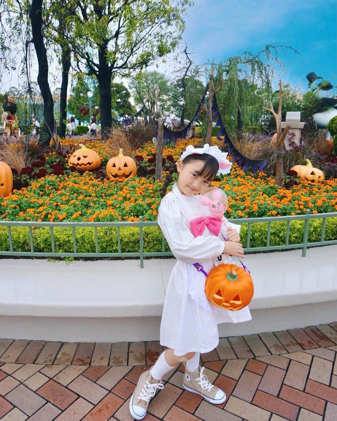 satomiさんのインスタグラム写真 - (satomiInstagram)「🏰☁️  #ディズニーランド 🎀  入園してからすぐ ハロウィンのフォトスポットで 可愛い可愛い言いながら写真タイム📸✨  今年は特にバザールの 大きいカボチャミッキーが 存在感があって印象的だね🎃🧡🧡  欲しかった手持ちバルーンも マリーちゃんバウンドに合ってて 可愛い💓💓💓  ミッキーバルーンのグッズって ほんと可愛くて 心鷲掴みされるよね🫢🎈  #8歳 #1歳9ヶ月 #生後21ヶ月 #令和3年ベビー #6歳差 #6歳差姉弟 #姉弟 #小学生 #小学2年生 #小2 #riinadisney #ディズニー #ディズニーランド #おしゃれキャット #おしゃれキャットマリー #マリーちゃん #マリーちゃんコーデ #マリーちゃんバウンド #エプロン #ドレスエプロン #disney #disneyland #marie #thearistocats」10月18日 12時25分 - riina.93