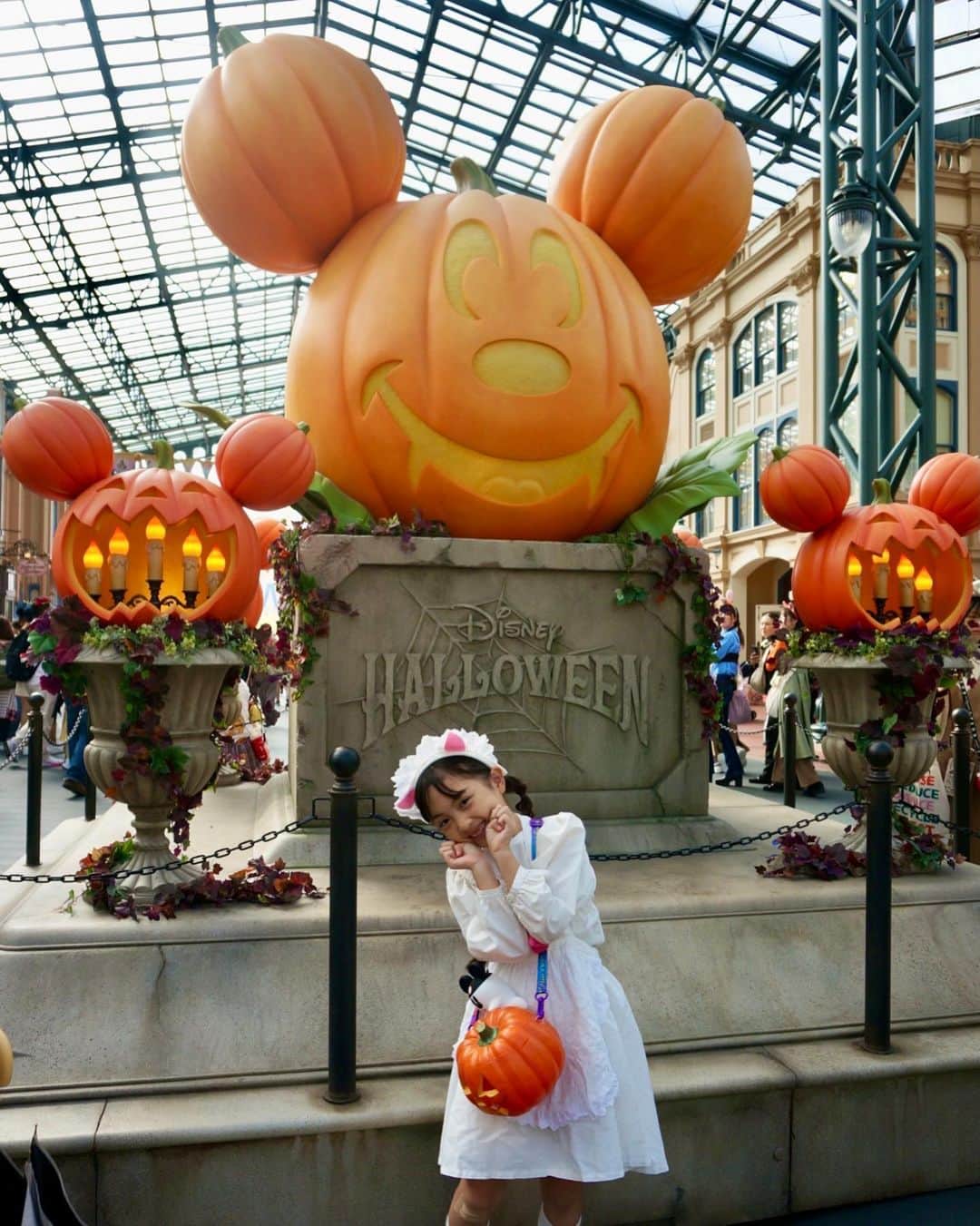 satomiさんのインスタグラム写真 - (satomiInstagram)「🏰☁️  #ディズニーランド 🎀  入園してからすぐ ハロウィンのフォトスポットで 可愛い可愛い言いながら写真タイム📸✨  今年は特にバザールの 大きいカボチャミッキーが 存在感があって印象的だね🎃🧡🧡  欲しかった手持ちバルーンも マリーちゃんバウンドに合ってて 可愛い💓💓💓  ミッキーバルーンのグッズって ほんと可愛くて 心鷲掴みされるよね🫢🎈  #8歳 #1歳9ヶ月 #生後21ヶ月 #令和3年ベビー #6歳差 #6歳差姉弟 #姉弟 #小学生 #小学2年生 #小2 #riinadisney #ディズニー #ディズニーランド #おしゃれキャット #おしゃれキャットマリー #マリーちゃん #マリーちゃんコーデ #マリーちゃんバウンド #エプロン #ドレスエプロン #disney #disneyland #marie #thearistocats」10月18日 12時25分 - riina.93