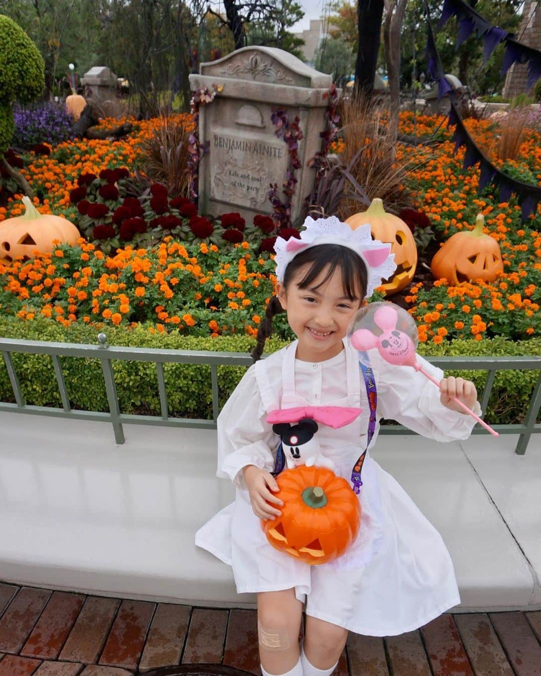 satomiさんのインスタグラム写真 - (satomiInstagram)「🏰☁️  #ディズニーランド 🎀  入園してからすぐ ハロウィンのフォトスポットで 可愛い可愛い言いながら写真タイム📸✨  今年は特にバザールの 大きいカボチャミッキーが 存在感があって印象的だね🎃🧡🧡  欲しかった手持ちバルーンも マリーちゃんバウンドに合ってて 可愛い💓💓💓  ミッキーバルーンのグッズって ほんと可愛くて 心鷲掴みされるよね🫢🎈  #8歳 #1歳9ヶ月 #生後21ヶ月 #令和3年ベビー #6歳差 #6歳差姉弟 #姉弟 #小学生 #小学2年生 #小2 #riinadisney #ディズニー #ディズニーランド #おしゃれキャット #おしゃれキャットマリー #マリーちゃん #マリーちゃんコーデ #マリーちゃんバウンド #エプロン #ドレスエプロン #disney #disneyland #marie #thearistocats」10月18日 12時25分 - riina.93