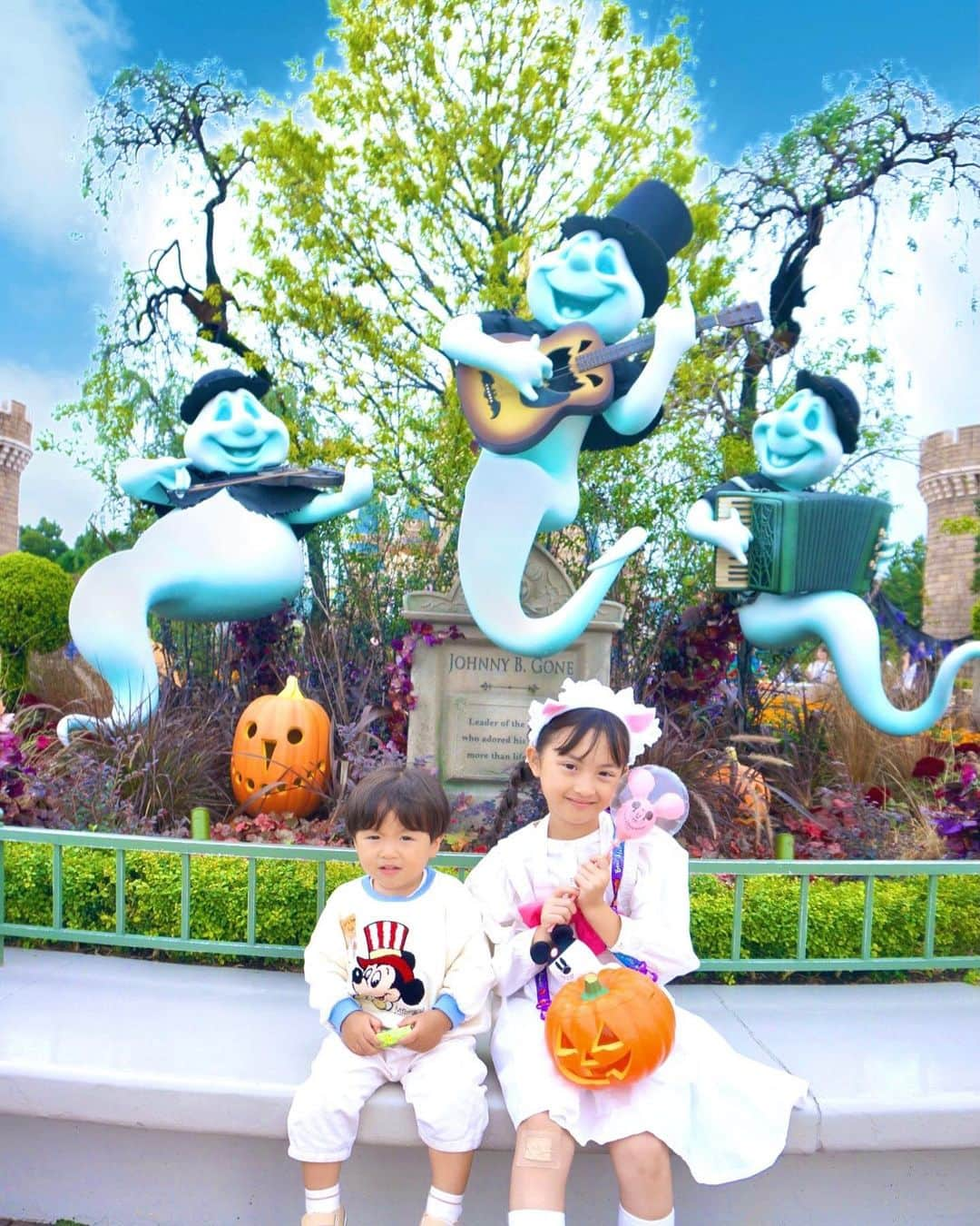 satomiさんのインスタグラム写真 - (satomiInstagram)「🏰☁️  #ディズニーランド 🎀  入園してからすぐ ハロウィンのフォトスポットで 可愛い可愛い言いながら写真タイム📸✨  今年は特にバザールの 大きいカボチャミッキーが 存在感があって印象的だね🎃🧡🧡  欲しかった手持ちバルーンも マリーちゃんバウンドに合ってて 可愛い💓💓💓  ミッキーバルーンのグッズって ほんと可愛くて 心鷲掴みされるよね🫢🎈  #8歳 #1歳9ヶ月 #生後21ヶ月 #令和3年ベビー #6歳差 #6歳差姉弟 #姉弟 #小学生 #小学2年生 #小2 #riinadisney #ディズニー #ディズニーランド #おしゃれキャット #おしゃれキャットマリー #マリーちゃん #マリーちゃんコーデ #マリーちゃんバウンド #エプロン #ドレスエプロン #disney #disneyland #marie #thearistocats」10月18日 12時25分 - riina.93