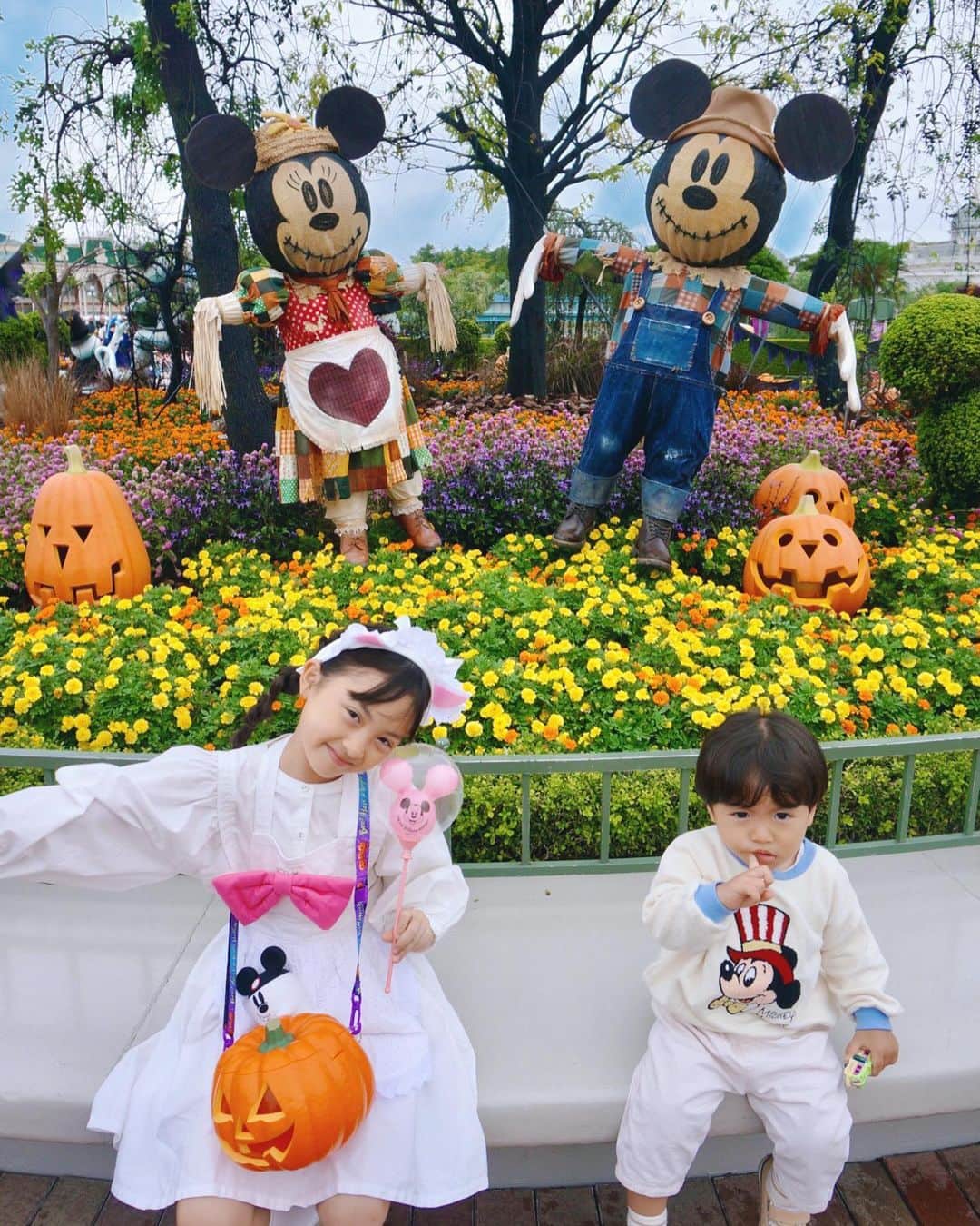satomiさんのインスタグラム写真 - (satomiInstagram)「🏰☁️  #ディズニーランド 🎀  入園してからすぐ ハロウィンのフォトスポットで 可愛い可愛い言いながら写真タイム📸✨  今年は特にバザールの 大きいカボチャミッキーが 存在感があって印象的だね🎃🧡🧡  欲しかった手持ちバルーンも マリーちゃんバウンドに合ってて 可愛い💓💓💓  ミッキーバルーンのグッズって ほんと可愛くて 心鷲掴みされるよね🫢🎈  #8歳 #1歳9ヶ月 #生後21ヶ月 #令和3年ベビー #6歳差 #6歳差姉弟 #姉弟 #小学生 #小学2年生 #小2 #riinadisney #ディズニー #ディズニーランド #おしゃれキャット #おしゃれキャットマリー #マリーちゃん #マリーちゃんコーデ #マリーちゃんバウンド #エプロン #ドレスエプロン #disney #disneyland #marie #thearistocats」10月18日 12時25分 - riina.93