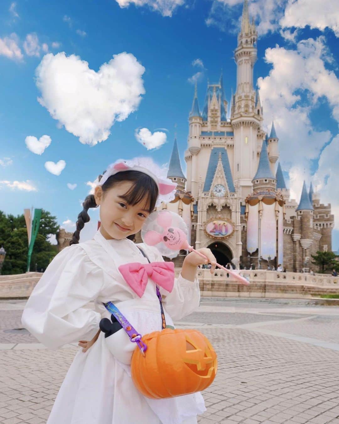 satomiのインスタグラム：「🏰☁️  #ディズニーランド 🎀  入園してからすぐ ハロウィンのフォトスポットで 可愛い可愛い言いながら写真タイム📸✨  今年は特にバザールの 大きいカボチャミッキーが 存在感があって印象的だね🎃🧡🧡  欲しかった手持ちバルーンも マリーちゃんバウンドに合ってて 可愛い💓💓💓  ミッキーバルーンのグッズって ほんと可愛くて 心鷲掴みされるよね🫢🎈  #8歳 #1歳9ヶ月 #生後21ヶ月 #令和3年ベビー #6歳差 #6歳差姉弟 #姉弟 #小学生 #小学2年生 #小2 #riinadisney #ディズニー #ディズニーランド #おしゃれキャット #おしゃれキャットマリー #マリーちゃん #マリーちゃんコーデ #マリーちゃんバウンド #エプロン #ドレスエプロン #disney #disneyland #marie #thearistocats」