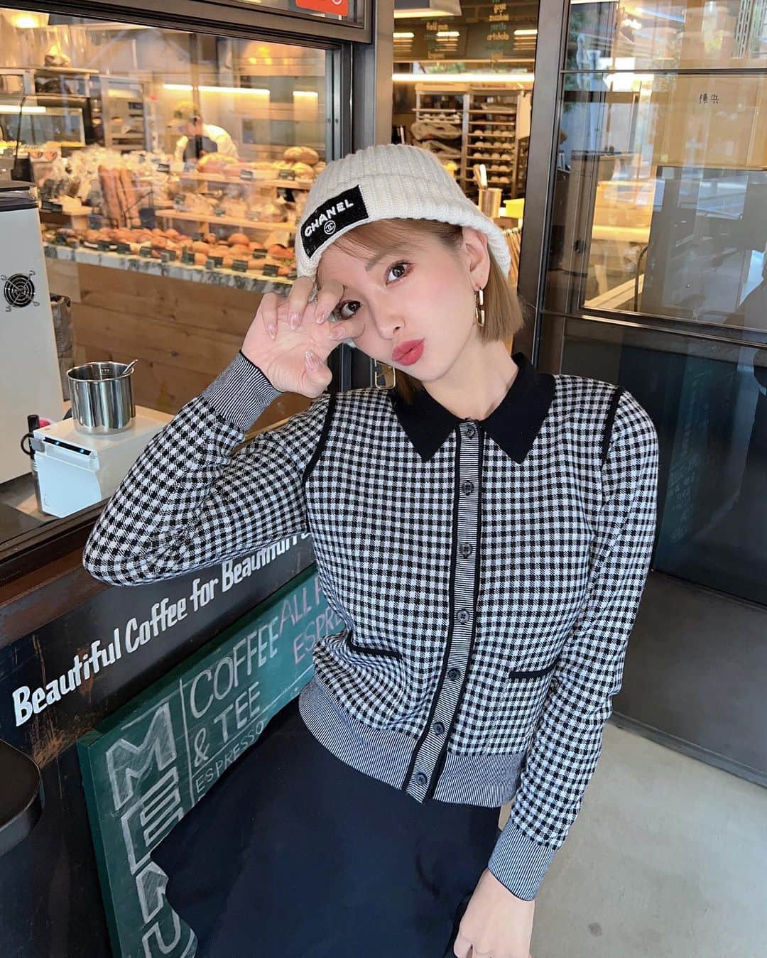 SHIORIのインスタグラム：「🤍🤍🤍  popupだったから 2年ぶりくらいに ネイルサロンへ🫶🏻❤️🥹  raviyでありしゃんと お揃いネイルにしたよ💅😚 マロンチークネイル🌰🤎 早くて上手くてかわいいいいい🥹 自分じゃできないから テンション上がってる🥹❤️❤️  そして久々行ったらフロアも増えて パワーアップしてた🥹❤️ ありがとうございました💘💘 @raviy31 @arishan.3   カーディガンは展示会で 頼んでたおNEWのやつ🥹❣️❣️ タグ付けときます🥹🥹  #raviy #チークネイル #ニット帽」