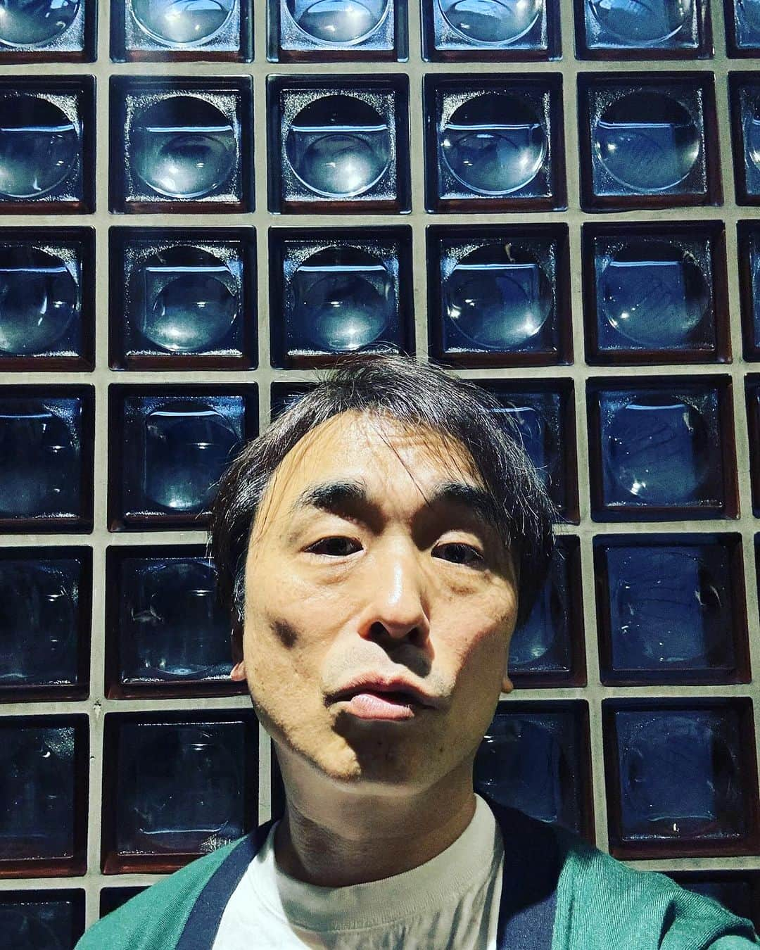 関智一さんのインスタグラム写真 - (関智一Instagram)「なんて事ないエレベーターホールだったけど 部分的に切り取ると、なんか素敵 帰りがけの一枚  #エレベーター #キューブ #ガラス #帰り道」10月18日 12時28分 - sekitomokazu