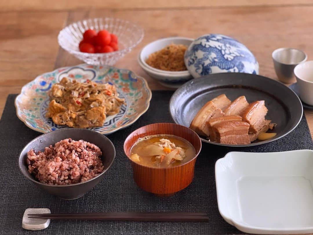 神崎恵のインスタグラム：「・ 一度帰宅。久しぶりに家でお昼ごはんです。 冷蔵庫の野菜不足。 豚汁にかぼちゃ、人参、大根、長葱、ごぼう、お豆腐、お揚げが入っているので、 トマトだけ足してみました。 茶色ばかりだ。  昨晩親子丼を作ったのだけど、調理する前いつものように鶏肉に砂糖とマヨネーズを揉み込んで15分置いたら、 熱を通してもふわふわジューシーで美味しかったです。 鶏肉はなににしても、まずは砂糖とマヨネーズ。  #おうちご飯」