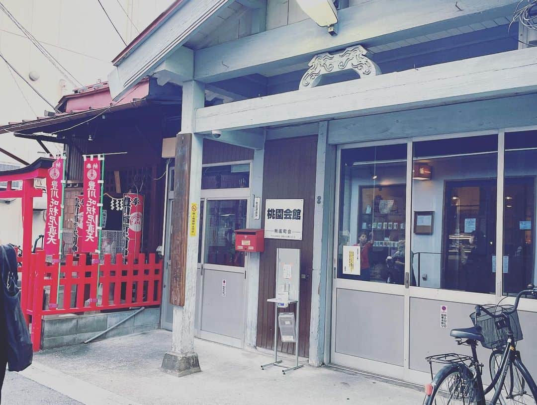 井上真帆さんのインスタグラム写真 - (井上真帆Instagram)「食欲の秋、読書の秋、 秋のひととき、 食と人生が織りなす物語の世界に浸ってみるのはいかがでしょう？  朗読会のご案内です📕  10/23（月）、 朗読家　白井京子先生 @kyokoshirai  が主催する「ことばの森」の朗読会に 参加させていただきます。  きのうはリハーサルかねて 初めて会場に行きました。  タイムスリップしたかのような レトロな香り漂う 心がほっこりする空間です。  柏田道夫さんのご著者「武士の料理帖」より 8人のメンバーそれぞれが 短編を朗読いたします。  わたしは「言問団子」です🕊️  【日時】 2023.10.23（月） ※今度の月曜日です  開場13時 開演13時30分 ※真帆は一番最初に朗読する予定です  【木戸銭】 ¥1.000  【場所】 中野駅南口から徒歩3分ほど 「桃園会館」  【中野駅からの行き方】 中野駅南口を出ます。 交番の方へ向かって横断歩道を渡ります。 右を向くとマルイがあります。 マルイの中に入って エスカレーターで2階に行きます。 エスカレーターからおりて そのまま進んでいくと 外に出られる扉があります。 マルイ2階の外への扉を出たら 目の前にあるのが「桃園会館」です。  #白井京子さん #柏田道夫先生  #柏田道夫  #武士の料理帖  #桃園会館  #中野  #朗読会  #井上真帆　#ナレーター　#MC #フリーアナウンサー　#ホリプロ  #こども手話ウイークリー　#手話勉強中　#声のお稽古  #ナレーション」10月18日 12時33分 - mahoinoue_powerofvoice