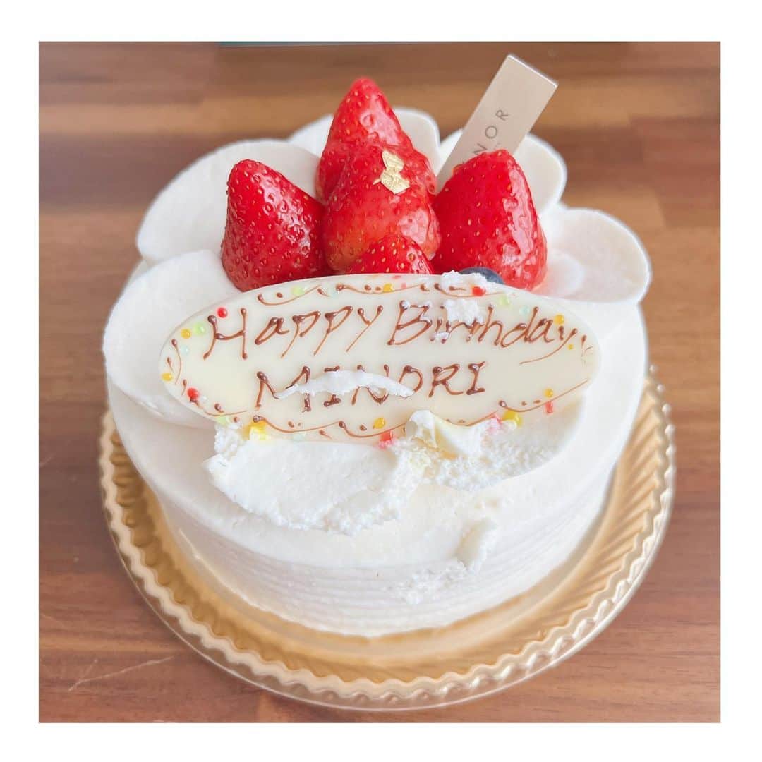 鈴木みのりのインスタグラム：「自分の中にふと浮かんだ温かい言葉は、そのままにしないで、せっかくだから形にして、伝えたほうがいいんだなって思うこの頃。  恥ずかしがってちゃ勿体ない！  なんでもない時でも、会えて嬉しい！とか、あなたとはずっと仲良しでいたいよ！とか、ありがとう！とか、思うだけじゃなくてまっすぐ伝えたらすごくすごく温かいんだなっていう発見。  当たり前のことなのかな。 でもモノローグ多めな私が、なかなか出来なかった発見！」