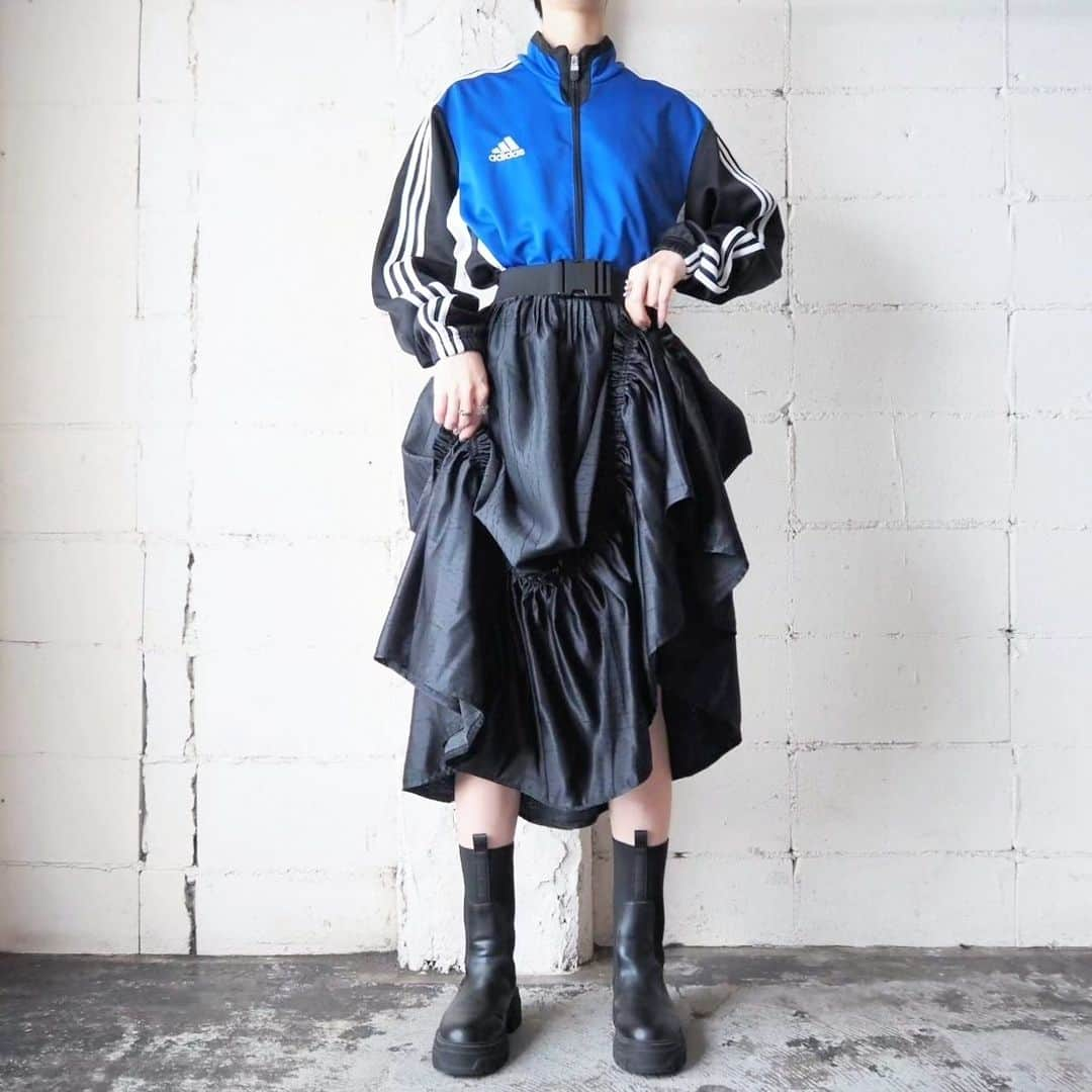 吉祥寺 古着屋 Orfeoのインスタグラム：「. ●adidas Track Jacket ●2way Frilled Gather Skirt→sold ●Original Gum Belt . . . お問い合わせはこちらから↓ orfeokichijoji@yahoo.co.jp  #orfeo #kichijoji #tokyo #vintage #used #fashion #coordinate #outfit #オルフェオ #吉祥寺 #東京 #古着 #古着屋 #ヴィンテージ #レディース古着 #吉祥寺古着屋 #コーディネート . . . お問い合わせはインスタグラムのプロフィール掲載のメールアドレスにお願いいたします。コメント、DMでのお問い合わせは受け付けておりませんのでご了承ください。 店頭に出ていないONLINE SHOPの商品もご購入頂けます。気になる商品がございましたら店頭スタッフにお気軽にお声掛けください。」