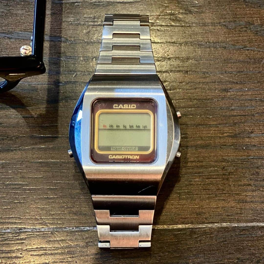 江口寿史のインスタグラム：「来年３月にOUTLINEから出す腕時計の打ち合わせを昨日した。今回作る時計は機械式の自動巻きだが、第二弾はデジタルウォッチにしようと盛り上がった。デジタルも好きなのでデザインするのが楽しみ。 その場で話に出たおれのCASIOTRONがこれ。 この時計、1997年の6月に2万円の新品で買ったのだが、買って以来なんと一度も電池交換しないで26年間動き続けていたのです。つい最近、机の中で静かにお眠りになっていた。  「そんなことはありえません！」 「確かに時計の電池の寿命には個体差と環境差がありますが、26年も電池切れしないなんて絶対ないです！」 打ち合わせの時計の専門家たちが口を揃えて言う。 だって本当なんだもん！！ おれだってクォーツの時計はいくつも持ってるし、電池は切れるものだと知っている。長くもつもので３年。短いのでは１年もたないものも。でもこの時計は本当に26年間動き続けていたんだもん！ この世に絶対はない。 この26年間、この時計には何か別のエネルギー体が宿っていたのかもしれない。 というわけで、この時計にとって初めての電池交換をしてあげようと思うが、その電池がいつまでもつかは神すらも知らない、多分。」