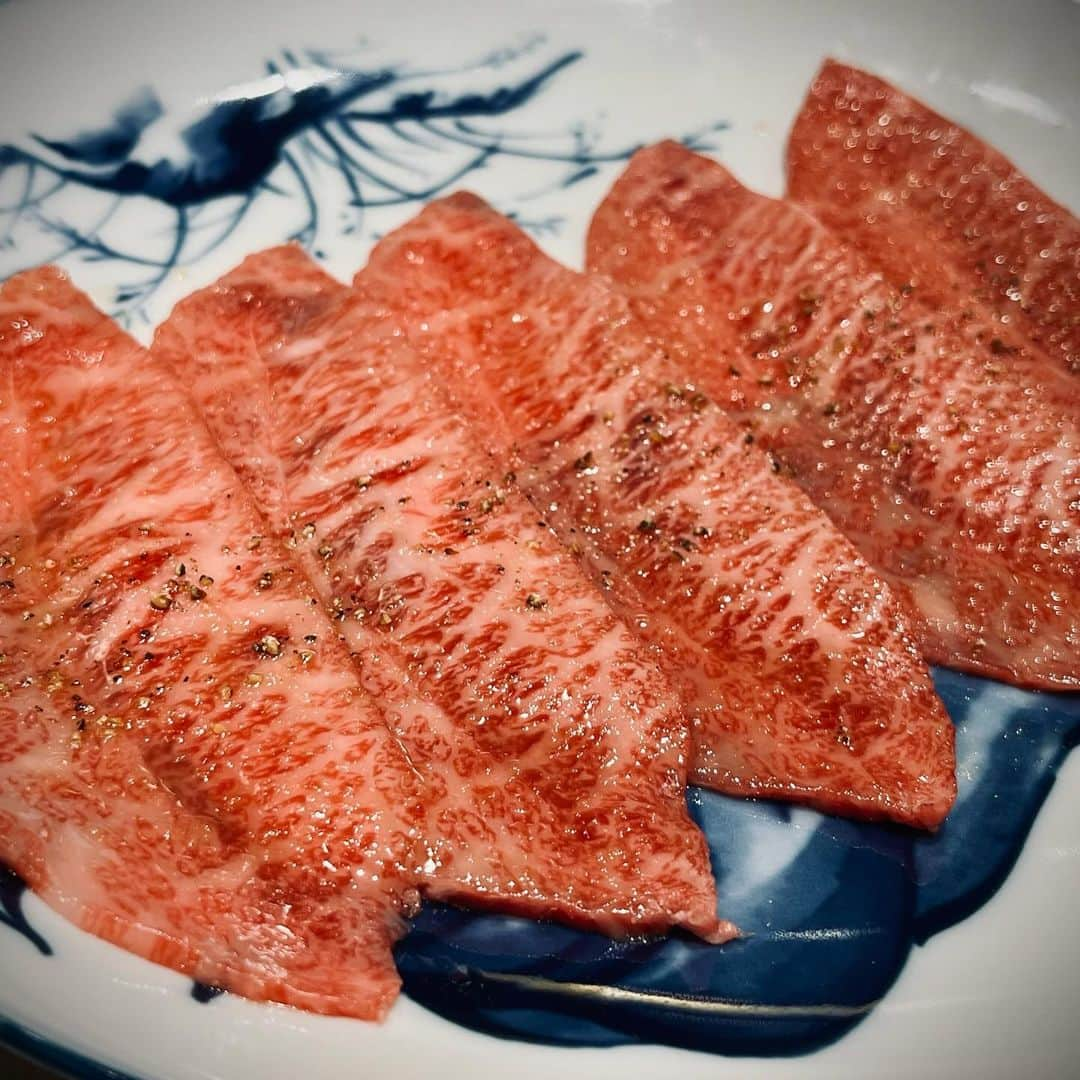 田辺晋太郎さんのインスタグラム写真 - (田辺晋太郎Instagram)「【焼肉とわさびのマリアージュを探せ！肉とわさび研究会in 桜新町タロちゃん】  というわけで昨夜は #焼肉人生タロちゃん #桜新町 店にて #わさび や薬味類のパイオニアである #金印 さんとともに #焼肉 とわさび、#山わさび をどう合わすか、というテーマで、新製品の #冷凍薬味シリーズ や #肉用きざみわさび 、#山わさび醤油漬 などと焼肉店で食べられる代表的なメニューをどう組み合わせたら美味しくなるのかをテーマに研究会をしました！  その中でベストマリアージュも生まれ、この先いろんな焼肉店でも食べられたら良いなと思える素晴らしいものが出来上がりました！！  そして #北海道 の名物でもある #山わさびごはん をタロちゃん自慢の #但馬太田牛 の薄切り焼きで巻いて食べると最高のシメになるなぁと再認識！  わさびは魚だけでなく肉とも相性抜群ですね！！  美味しかったー！！  #肉マイスター #田辺晋太郎 #わさびが好きな人と繋がりたい」10月18日 12時45分 - meat_meister_tanabe_shintaro