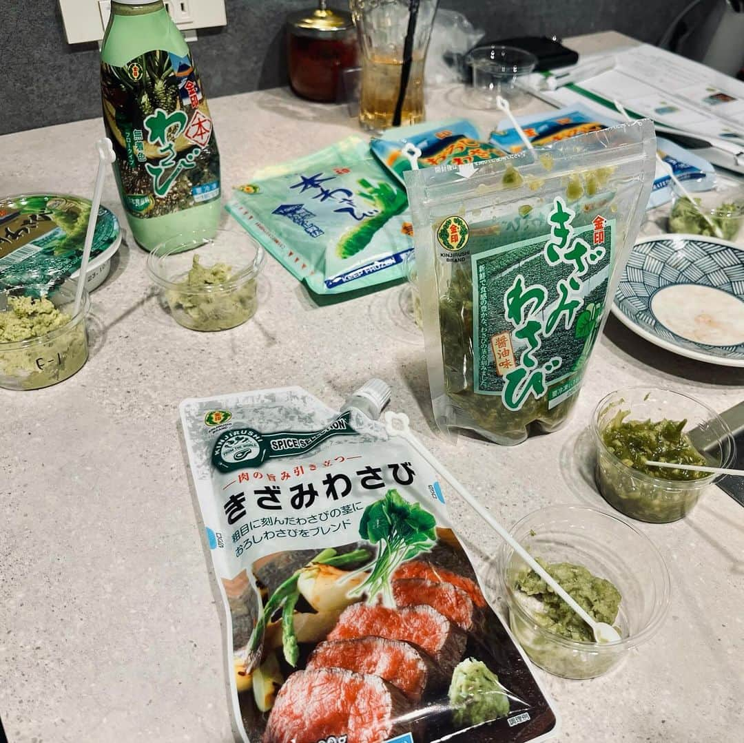 田辺晋太郎さんのインスタグラム写真 - (田辺晋太郎Instagram)「【焼肉とわさびのマリアージュを探せ！肉とわさび研究会in 桜新町タロちゃん】  というわけで昨夜は #焼肉人生タロちゃん #桜新町 店にて #わさび や薬味類のパイオニアである #金印 さんとともに #焼肉 とわさび、#山わさび をどう合わすか、というテーマで、新製品の #冷凍薬味シリーズ や #肉用きざみわさび 、#山わさび醤油漬 などと焼肉店で食べられる代表的なメニューをどう組み合わせたら美味しくなるのかをテーマに研究会をしました！  その中でベストマリアージュも生まれ、この先いろんな焼肉店でも食べられたら良いなと思える素晴らしいものが出来上がりました！！  そして #北海道 の名物でもある #山わさびごはん をタロちゃん自慢の #但馬太田牛 の薄切り焼きで巻いて食べると最高のシメになるなぁと再認識！  わさびは魚だけでなく肉とも相性抜群ですね！！  美味しかったー！！  #肉マイスター #田辺晋太郎 #わさびが好きな人と繋がりたい」10月18日 12時45分 - meat_meister_tanabe_shintaro