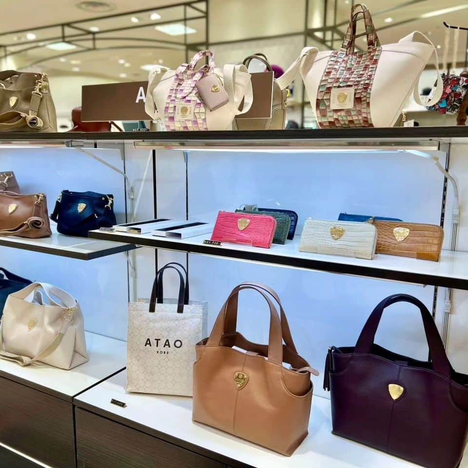 ATAO(アタオ)さんのインスタグラム写真 - (ATAO(アタオ)Instagram)「📍ATAO期間限定ショップ in 熊本  熊本の皆さま大変お待たせいたしました！ 本日より鶴屋百貨店婦人服売り場内イベントスペースにて、期間限定ショップを開催しております！  10月24日(火)までと短い期間ではございますが、人気のアイテムをたくさんご用意しておりますので是非お立ち寄りくださいませ✨  ▼詳細はコチラ▼ 【ATAO期間限定SHOP in熊本】 期間：2023年10月18日(水)～24日(火) 場所：熊本鶴屋百貨店 1階婦人用品売り場内 イベントスペース 営業時間：午前10時～午後7時(金・土は午後7時30分閉店) ※展開する商品については、その時々の在庫状況によりますので事前のお問い合わせについてはお答えできかねます。ご了承くださいませ。 ※商品の在庫状況等については、都度動いており、その他のお店では一切分かりかねます。  お手数ですが、期間限定ショップを開催している百貨店までお問い合わせください。  皆さまのご来店をスタッフ一同心よりお待ちしております！  🔆注目🔆 イベントには、 経験、知識が豊富なスタジオアタオの精鋭部隊、 その名も「 #SAレンジャーズ 」が皆さまのお越しをお待ちしております! 商品のことでお悩みのお客様に寄り添い、お気に入りのアイテムをお客様と一緒に見つける お手伝いをさせていただきます。 「CODE 078」のTシャツを着たスタッフが目印です 皆さま、お気軽にお声掛けください👏🏻  ■スタッフブログ! 『スタジオアタオブログ』 で検索 https://studioatao-blog.jp/  ■オンラインストアは 『アタオランドプラス』で検索 🔍『@atao.kobe 』→トップのURLからもオンラインストアに飛べます。  ■ATAOLAND + 公式LINEアカウントが登場! https://liff.line.me/1645278921-kWRPP32q/?accountId=876vdygu  #熊本 #熊本県 #鶴屋百貨店 #期間限定ショップ #アタオ期間限定 #atao #アタオ #神戸ブランド #バッグ  #ATAOLAND プラス #アタプラ #スタジオアタオ #財布ブランド #バッグブランド #ショルダーバッグ #ポシェット #お財布 #長財布  #お財布ポシェット #ミニ財布 #SAレンジャーズ」10月18日 12時48分 - atao.kobe