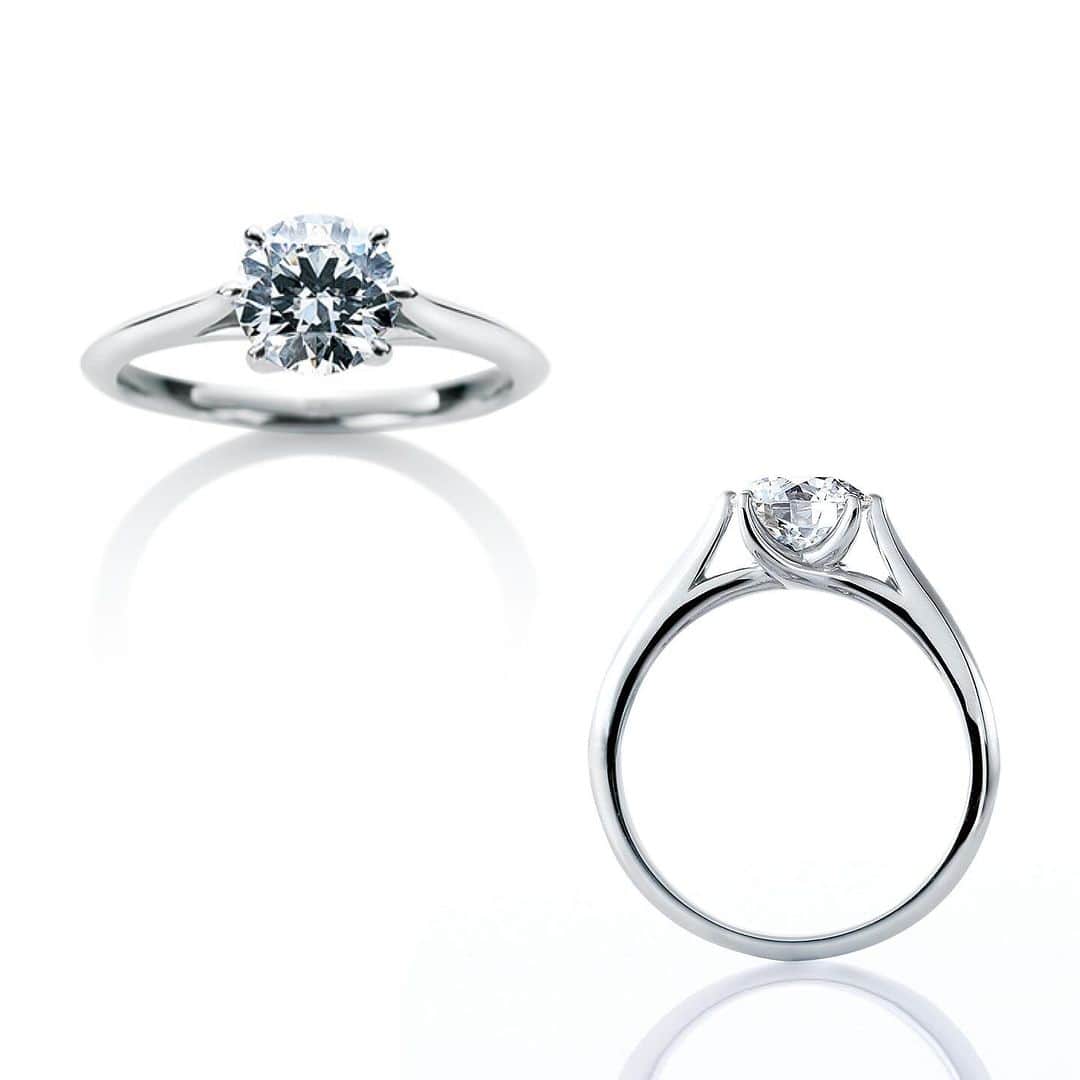 Cafe Ringさんのインスタグラム写真 - (Cafe RingInstagram)「プロポーズにもぴったりな、シンプル王道「一粒ダイヤモンド」のエンゲージメントリング💍  CAFERINGの「ロゼット」は、ダイヤモンドにあらゆる角度からの光を受け止めるように設計されています。 ダイヤモンドを留める爪を極力小さく、すっきりしたアームデザインのため、上から見ると薬指にダイヤモンドが浮かんでいるよう。横顔の造形も美しさにこだわりました。 究極のシンプルデザインがダイヤモンドの輝きを引き立てます💎✨ ぜひ店頭でご覧ください。  ring: ロゼット 　  『カフェでお茶を愉しむように🫖 　ジュエリーを心地よく楽しむ✨』 CAFERING style  ┈┈┈┈┈┈┈┈┈┈┈┈┈┈┈  𝐂𝐀𝐅𝐄𝐑𝐈𝐍𝐆 ⁡ shop≫ 銀座本店｜全国取扱店80店舗 ⁡ 💐全国でフェア開催中💐 詳細はストーリーズハイライトをチェック ⁡ ┈┈┈┈┈┈┈┈┈┈┈┈┈┈┈  #CAFERINGロゼット #CAFERING#カフェリング #エンゲージメントリング#エンゲージリング#婚約指輪#結婚指輪#マリッジリング#ウエディングリング#プロポーズリング#プロポーズ#サプライズプロポーズ#クリスマスプロポーズ#クリスマスプレゼント#ブライダルフェア#プロポーズサポート#プロポーズ応援#プロポーズ大作戦#プロポーズ成功#プロポーズ準備#プロポーズ指輪#ソリティアリング#ダイヤモンドリング#婚約指輪シンプル#婚約指輪プラチナ#婚約指輪銀座」10月18日 13時04分 - cafering.platinum