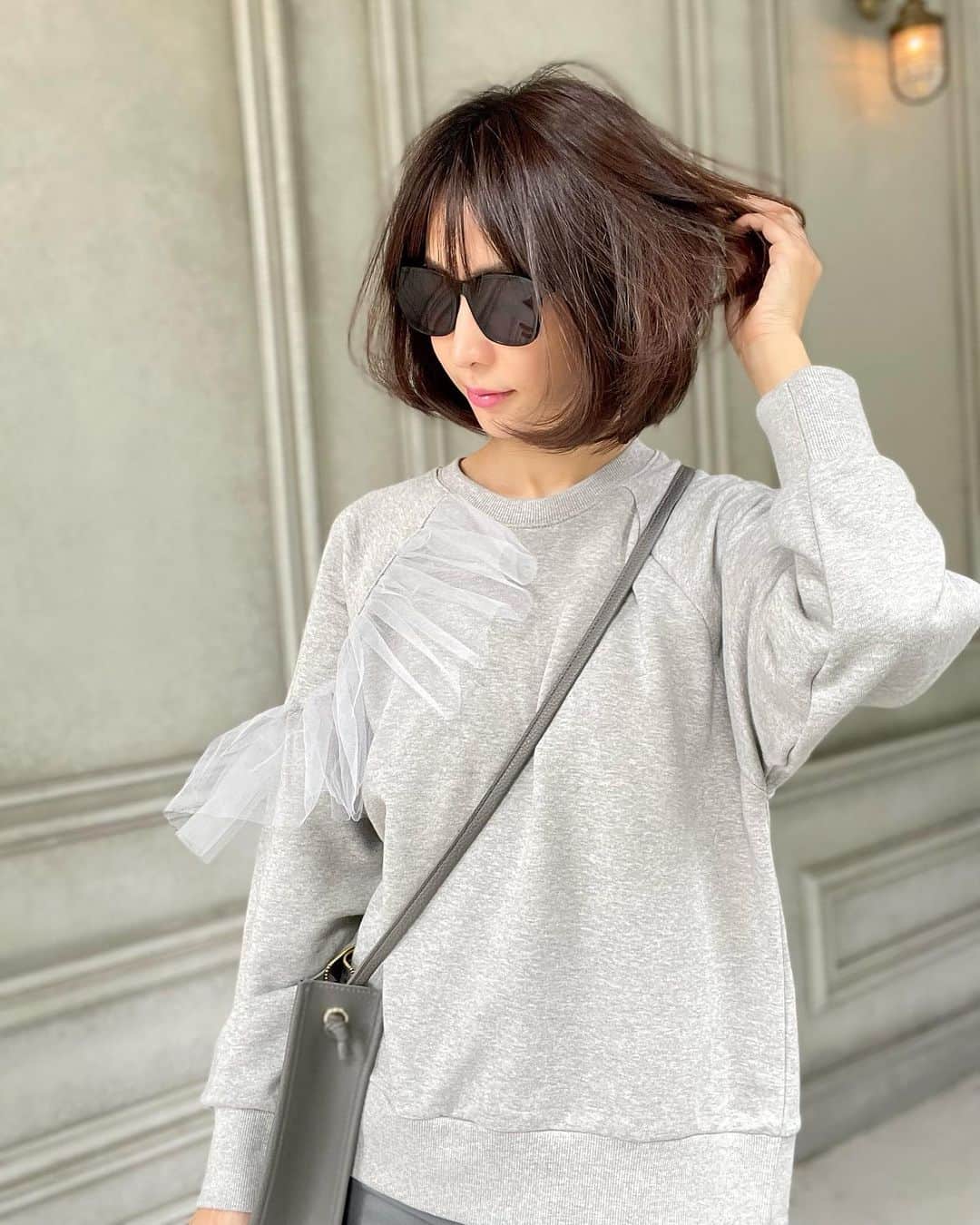 木本泉のインスタグラム：「- 乾燥なんだか、季節の変わり目なんだか分からないのですが顎周りの肌トラブル続き。 この年齢にもなるとターンオーバーも遅いしお肌が戻るのに時間かかるな🥲  て、考えながら出掛けたら、、、左右違うブーツを履いて出てました🫣 同じニーハイブーツなのに、右は柔らかくて左はコツコツヒールの音がするな？、靴底になんか付いてるのかな？と思い見てると、、、あっ😱違うブーツだ😬  慌てて戻り履き替えました💭 ニーハイブーツ好きなので黒ばかり同じようなのを持っているので、、、、こんな事になるよねw  気をつけよ。」