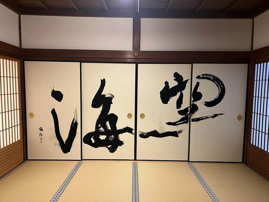 TIKAのインスタグラム：「9月も色々飛び回ったけど。 近場の高野山に宿坊にいったのもよかったなぁ。 山梨から古い友人が家に1週間泊まりに来てて、 友人のリクエストもあって高野山へ！ 朝のお勤めと写経などなどなど。 ただ写真禁止もあって写真が少ない😢  高野山は小学校ぶりで、 こんな近くにこんな素敵なとこがあっるって私今まで何してたんや… これは毎年の恒例になりそうです。  高野山いくなら 南海電車で行くべきです❗️ ゆっくり登る高野山線最高です😊  2023.9.3.4」