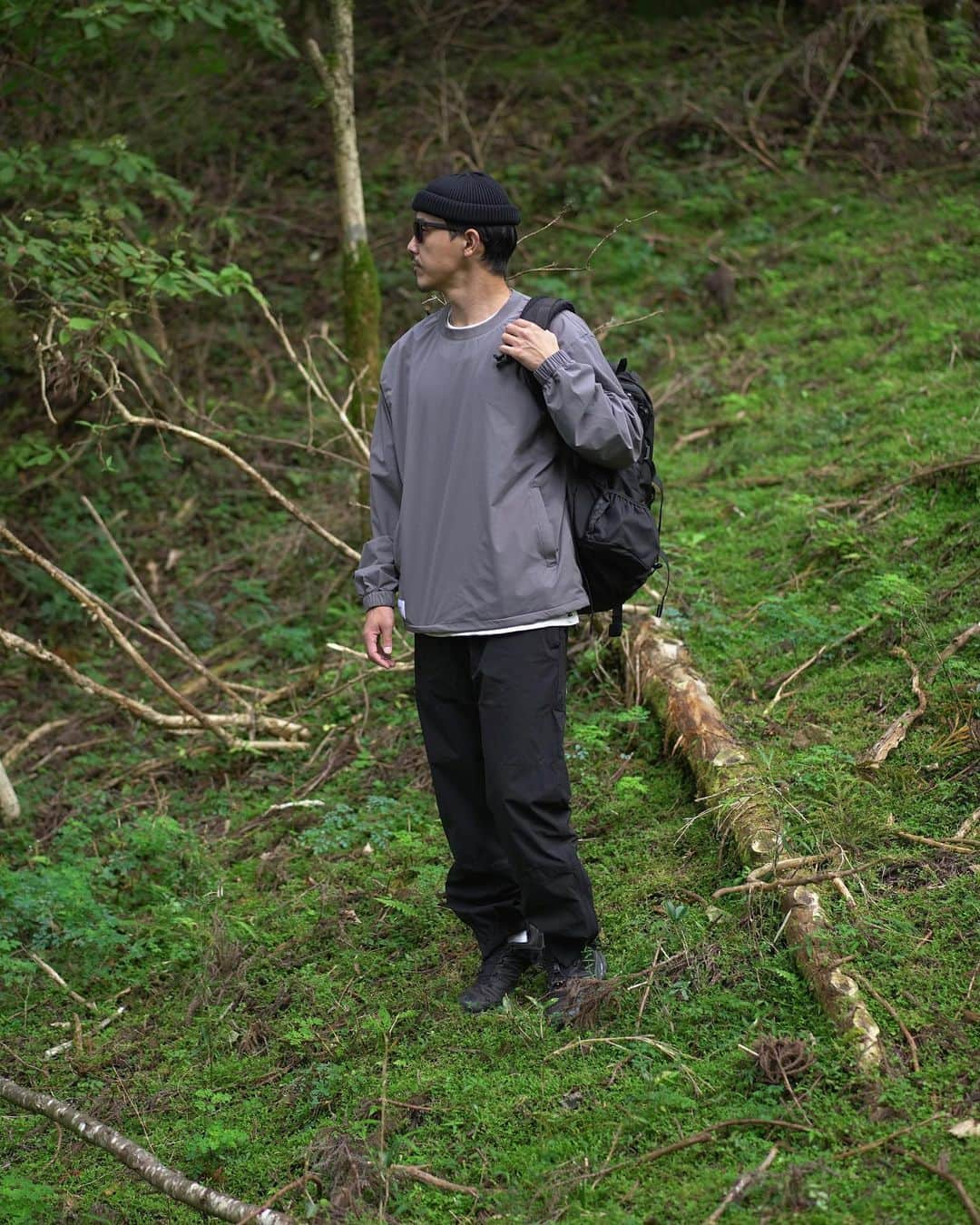 ROOT CO. Designed in HAKONE.のインスタグラム：「. New color. PLAY Stretch Smock/Stretch Track Pants (Gray)  『PLAY Stretch Smock』『PLAY Stretch Track Pants』の新色「グレー」の販売を開始いたしました。 https://root-co.net/news-20231011/  引き裂き強度に優れた軽量の「リップストップ生地」を採用し、岩場や木などでの擦れが気になるフィールドでもアクティブに動くことができるアウトドアプルオーバーとパンツ。 プルオーバーにはショルダーストラップ「GRAVITY UTILITY WEBBING NECK/SHOULDER LOOP」との相性が抜群なポケットを配しました。 また、パンツにはギアループや各種ポケットなど独自のギミックを搭載、裾ファスナー仕様で靴をはいたままの着脱が可能です。 それぞれセットアップとしての着用も可能です。  【PLAY Stretch Smock】 販売価格：12,650円（税込） 追加カラー：グレー  【PLAY Stretch Track Pants】 販売価格：12,650円（税込） 追加カラー：グレー  #rootco #root_co #stretchsmock #smock #stretchtrackpants #trackpants #outdoor #outdoors #camp #camping」