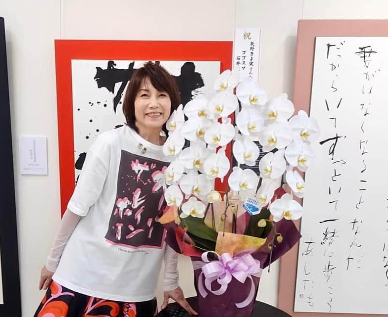 矢野きよ実のインスタグラム：「たくさんのお花妖精に囲まれて みんなで幸せな6日間でした！ ありがとうございます。 #yanokiyomi #矢野きよ実 #矢野きよ実の書 #丸善名古屋本店」