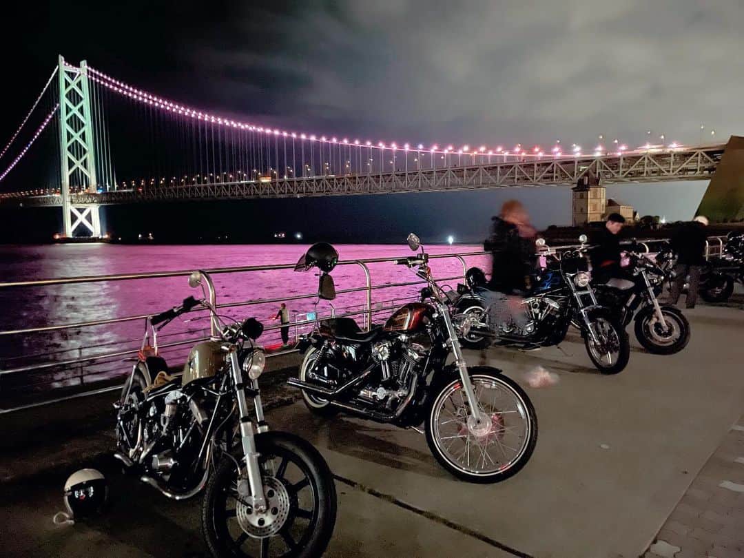 浅田斉吾のインスタグラム：「夜はだいぶ冷えましたが、久しぶりのナイツー 明石海峡大橋はライトアップで海がピンク  @st.hidemaro  @dai_cham  @miyake.masaki   #バイク #バイクツーリング #バイク好きな人と繋がりたい #バイク男子 #バイク女子 #バイク写真部 #バイクのある風景 #バイクのある生活」