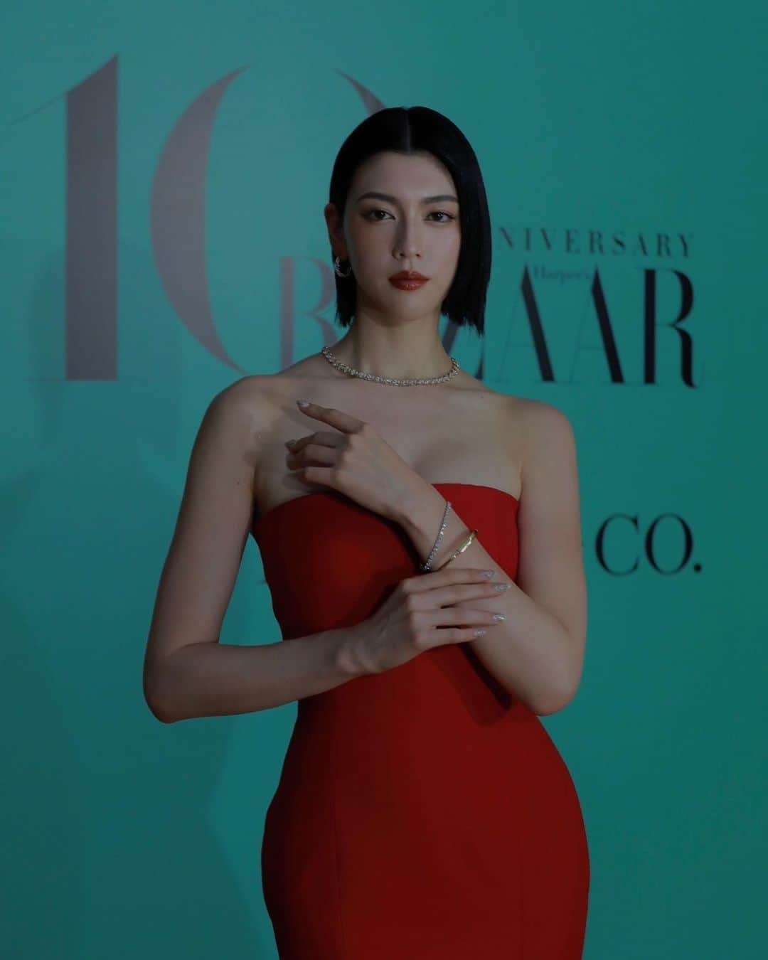 のインスタグラム：「-HARPER'S BAZAAR-  【10th Anniversary of Harper's Bazaar Japan Edition】  日本版創刊10周年を記念して 新国立美術館にて行われた アニバーサリーイベントに ご招待いただきました。  1867年にニューヨークで創刊され 長い歴史と共に「Women on the Frontier」を掲げながら その魅力を発信していく最前線の ラグジュアリーファッションメディアである Harper's Bazaarと  そこから生まれる愛や絆、精神を共に 深く根強く体現しているのが Tiffanyのジュエリーであると 改めて感じることのできた素晴らしい時間でした。  そんな愛のあるヒストリーを紡いでいく記念すべき場に ジャン・シュランバージェのジュエリーと共に 立たせていただけたことを光栄に思います。  改めて 10周年おめでとうございます！  #HarpersBAZAAR #HarpersBAZAARjapan #BazaarJapan10」