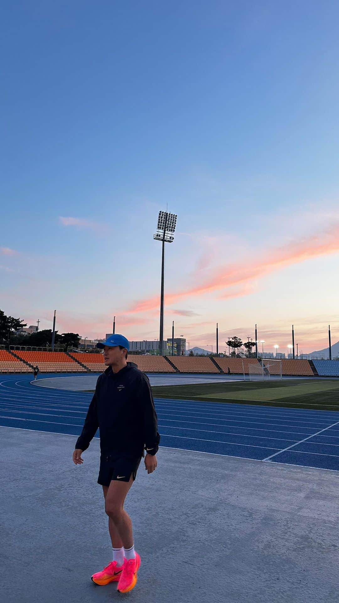 チン・テヒョンのインスタグラム：「이제 3주 쯤 남았다  두번째 jtbc 풀 마라톤 🏃🏽🚀 아내를 위해 내 꿈을 위해 꿈이 없는 이들을 위해 가즈아~~~⚡️⚡️ @si_eun_0  @0923mara  @runwithjudy  @minssdaily_   #마라톤 #마라토너 #러닝 #러너 #달리기 #marathon」