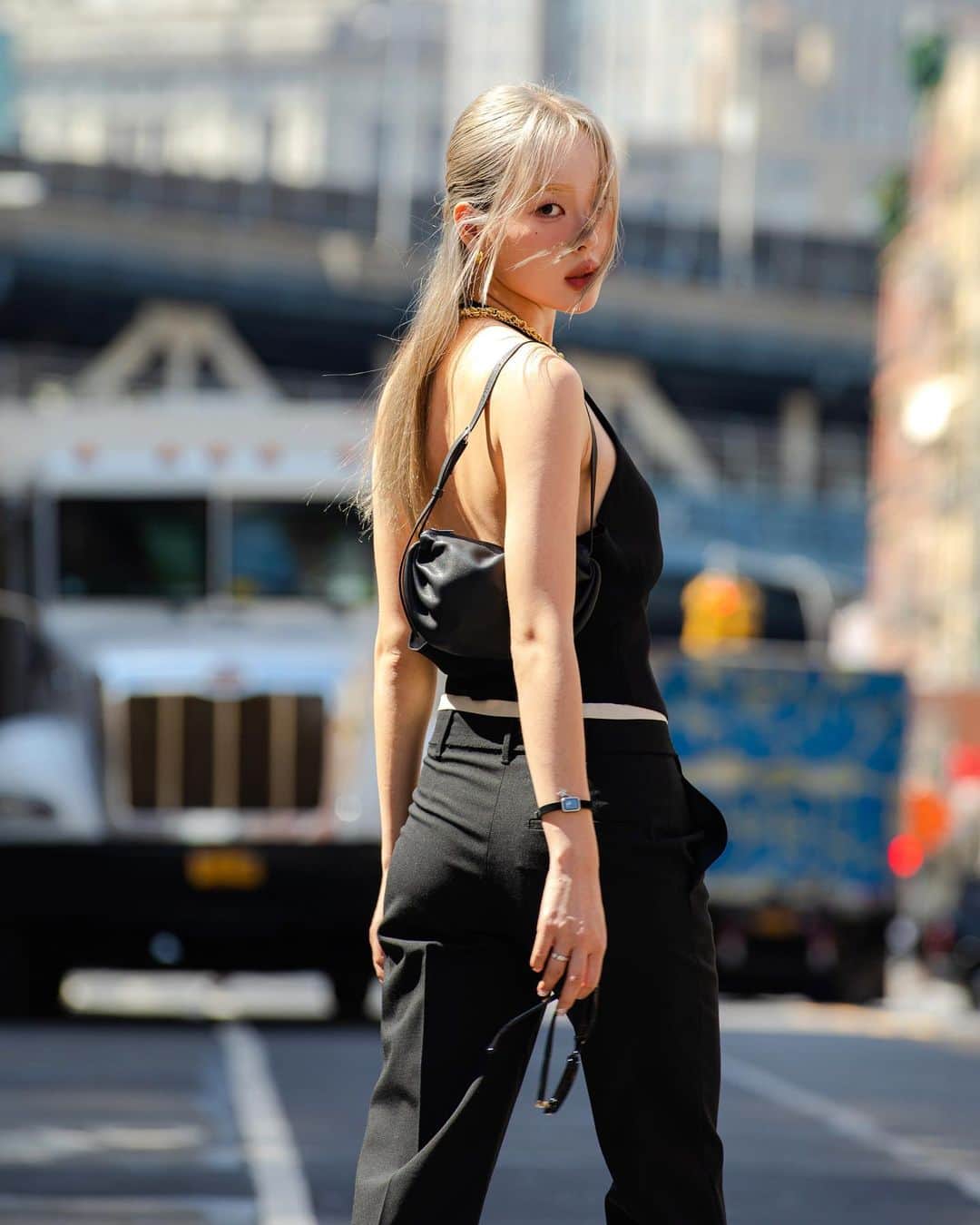 가로수길 , Seoulのインスタグラム：「NYFW 뉴욕에서 함께한 COS 스트릿   뉴욕에서 스트릿 촬영 너무 오랜만 너무 멋진분들과 촬영도 너무 행복 ✨✨」