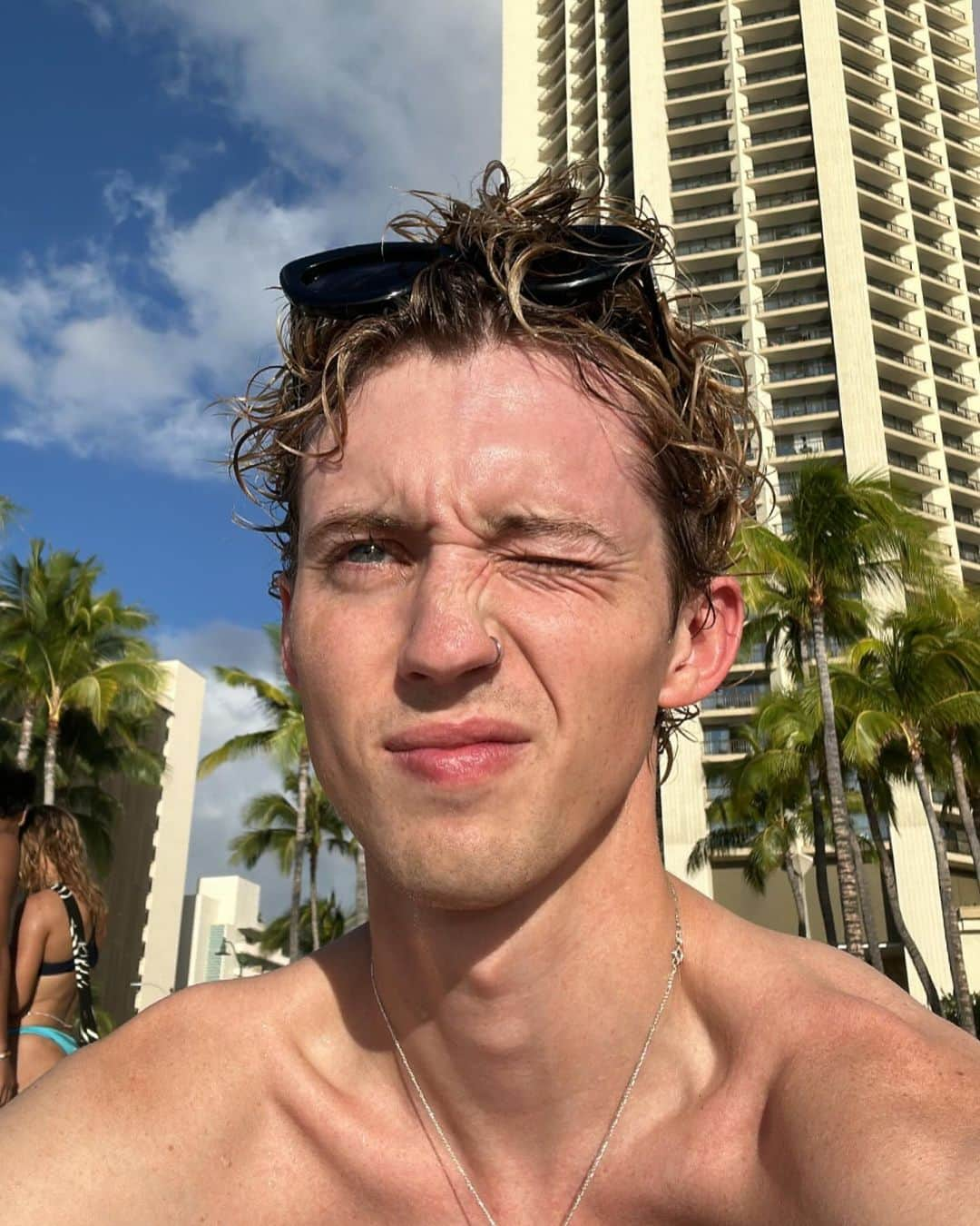 トロアイ・シヴァンのインスタグラム：「Update: Flight had to make an emergency landing into Hawaii so I’m on forbidden vacation」