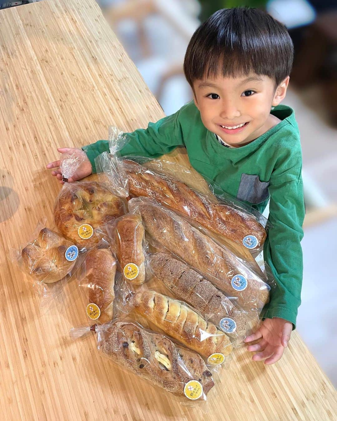 長谷川真美のインスタグラム：「#お取り寄せ 🥖💕  @yoshihitosuzumura の 自家培養天然酵母のハード系パンの 詰め合わせセット〜！！！  子どもたちも大喜び🙌🙌 毎朝の楽しみになっているよ☺️✨  わが家はスライスして冷凍！！！ トースターで焼きなおして食べてるんだけど サクサク、カリカリっとなって美味しい💓  ✔︎バタールサイズのフランスパン ✔︎ライ麦フランス ✔︎塩バターパン ✔︎3種のチーズ入りヴォルカン （フランス生地に三種のチーズが！！！) ✔︎木の実フランス （生地にイチジク、クランベリー、オレンジピール、3種類のレーズン、クルミが！！！) ✔︎チーズ入り木の実フランス （木の実フランスの生地でクリームチーズを包みました。） ✔︎いぶりがっことクリームチーズ ✔︎ブロッツェン （自家培養天然酵母をたっぷり入れて練りこんだ逸品！)  PR @yoshihitosuzumura  #地球屋パン工房 #通販パン #パン通販 #生食パン #自家製バター #無添加パン #お取り寄せ #おとりよせ #お取り寄せグルメ #お取り寄せパン #おとりよせグルメ #おとりよせパン #パン活 #パン好き #おうちごはん #あさごぱん #簡単ご飯 #はちきゅう兄弟 #はち成長記録」