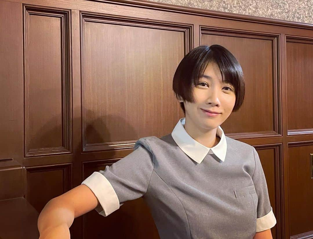 松本穂香のインスタグラム：「. 本日第3話！  ボトルシップを壊したのに余裕の表情のミワさん。  #ミワさんなりすます  #松本穂香」