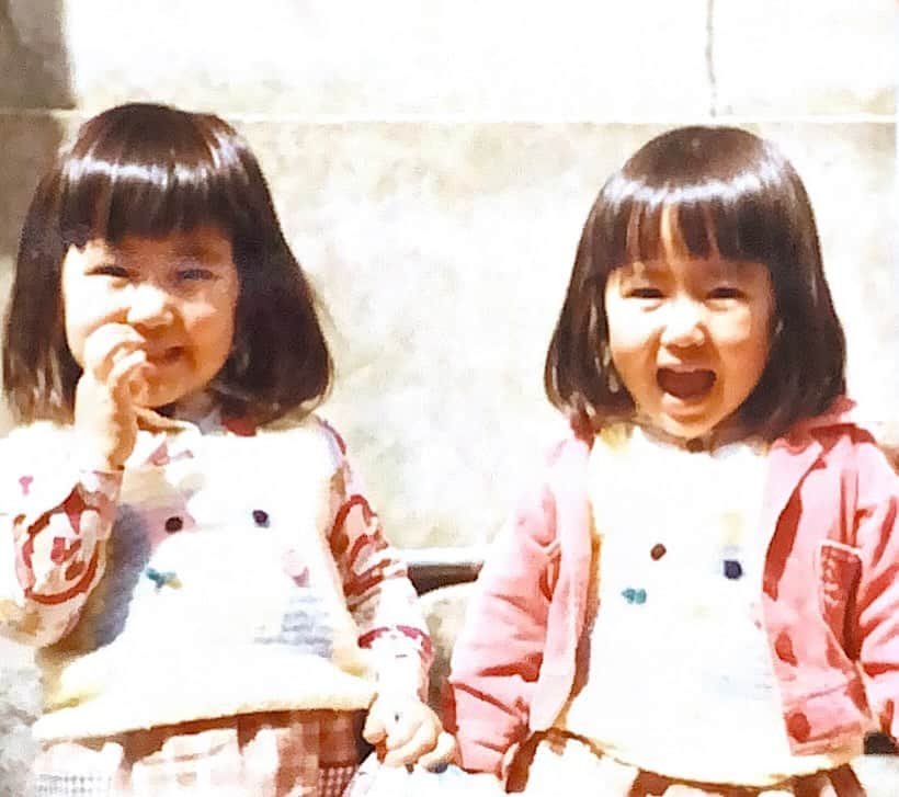 アジアツインズ光と風Hi-Fuさんのインスタグラム写真 - (アジアツインズ光と風Hi-FuInstagram)「双子シンガーソングライターHi∞Fu(ひーふー)です。  双子あるある🤗🤗「オムツを替えたり、ミルクをあげたり、一人一人順番にしてても、今どっちにしたかが分からなくなる😅」  今日は私たちのバースデー🎂🎂 何年経っても双子の誕生日は２人で喜べて幸せも2倍に感じるね❤️  育てるのは大変だったと思うけど😅 今日の幸せをありがとう🎉  他の双子あるある▷ @hifu_twins  ∞-——————————∞ このアカウントでは、 双子さん、双子ママさん、双子に興味のある方 ひーふーのファンの方にも楽しんで頂けるような 双子あるあるを投稿をしてます。  フォロー&コメント大歓迎♪ ▷ @hifu_twins  応援よろしくお願いします🤲 ∞-——————————∞  左側が双子姉のHi(ひー)  右側が双子妹のFu(ふー) #双子 #ふたご #ひーふー #hifu #twins #twinsies #twin #ツインズ #双子姉妹 #一卵性 #双子あるある #あるある #twinscode #双子コーデ #双子ヘアー #大人双子 #双子歌手 #쌍둥이#twinsister #twinsgirls #instatwins #twinsfashion #twinstagram #双子女の子 #双子ママ#twinstagram #birthday #1018 #双子誕生日 #誕生日」10月18日 13時24分 - hifu_twins
